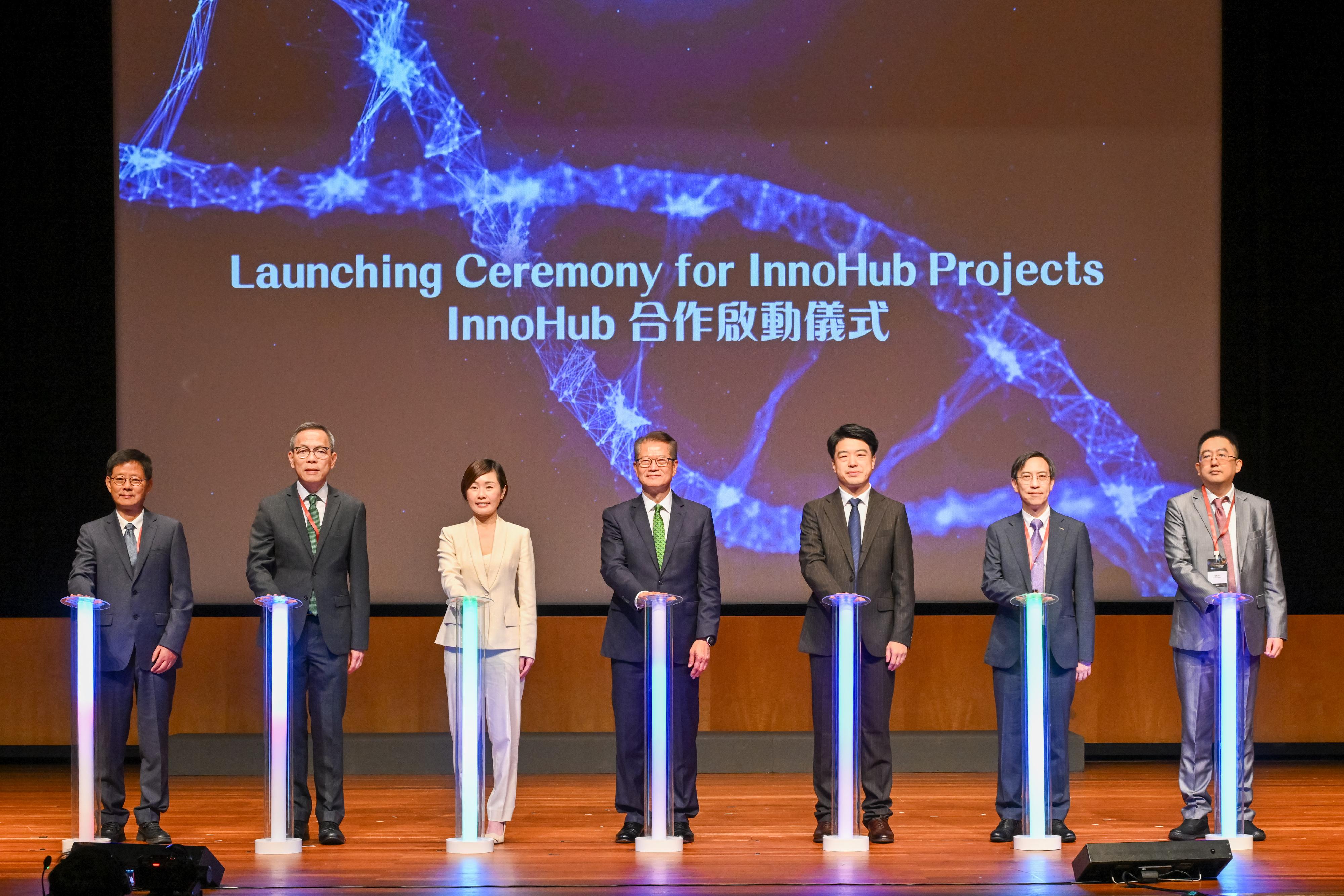 The Financial Secretary, Mr Paul Chan, attended the International Bio-Computing Innovation Summit 2025 today (September 29). Photo shows (from third left) the Chief Executive Officer of the Hong Kong Investment Corporation Limited, Ms Clara Chan; Mr Chan; the Co-founder and Chief Executive Officer of BioMap, Mr Wei Liu, and other guests at the ceremony. 