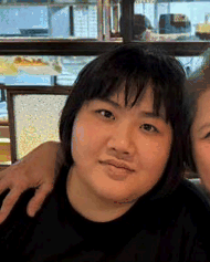 三十一歲女子羅麗容身高約一點七米，體重約一百公斤，肥身材，圓面型，黃皮膚及蓄長直黑髮。她最後露面時身穿深色上衣、藍色短褲、黑色拖鞋，戴深色口罩及攜有一個深色斜揹袋。