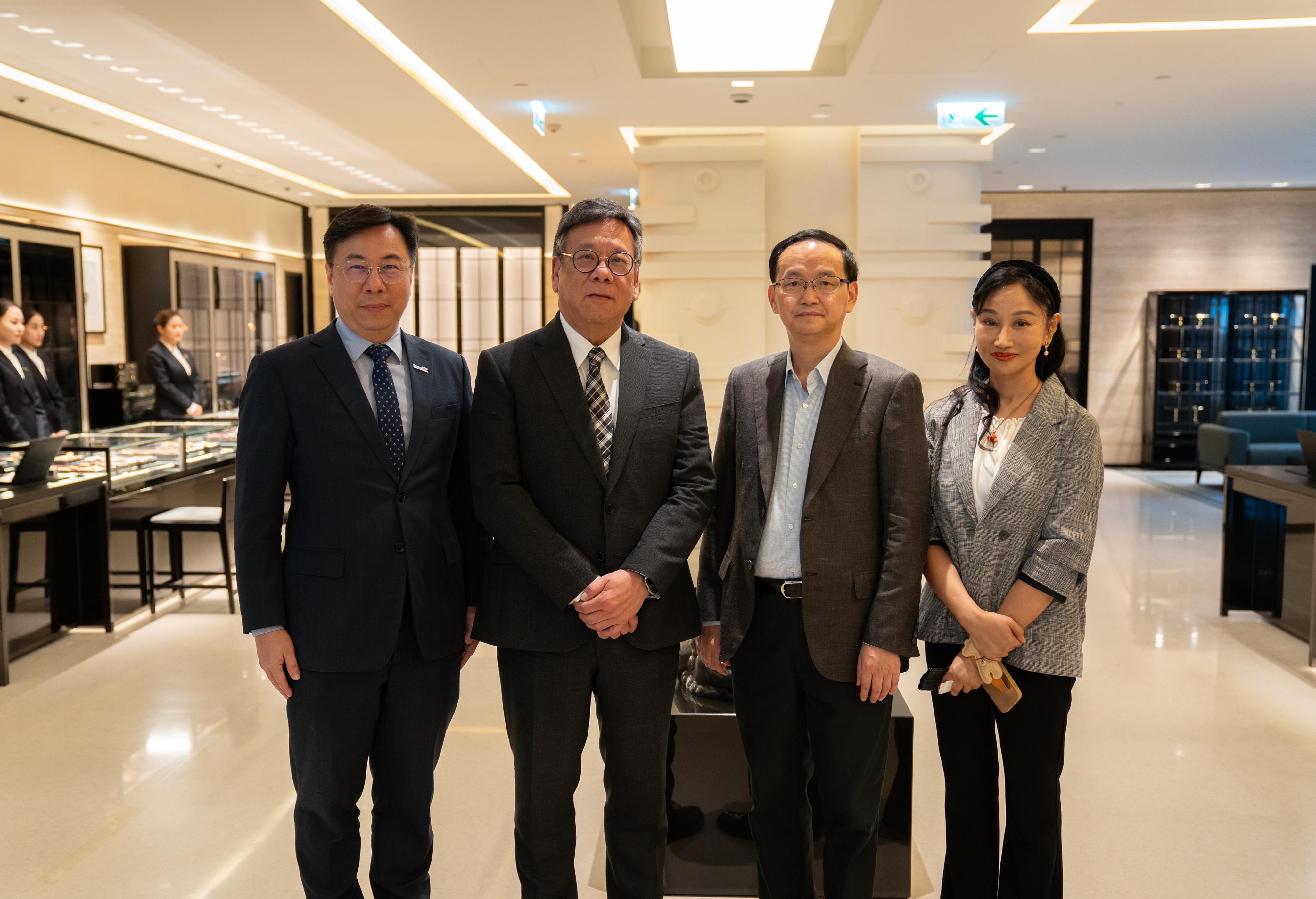 Invest Hong Kong (InvestHK) announced today (September 29) that Beijing-based LaoPu Gold has opened its third store in Hong Kong, this one at the International Finance Centre (IFC), following its locations at Harbour City and Canton Road. Leveraging Hong Kong's international status, the brand continues to advance its global expansion strategy. Photo shows the Secretary for Commerce and Economic Development, Mr Algernon Yau (second left); Associate Director-General of Investment Promotion at InvestHK Mr Arnold Lau (first left); Executive Director and Vice General Manager of LaoPu Gold Mr Feng Jianjun (second right); and Deputy General Manager of LaoPu Gold Ms Louisa Tse (first right) at the new store in IFC.



