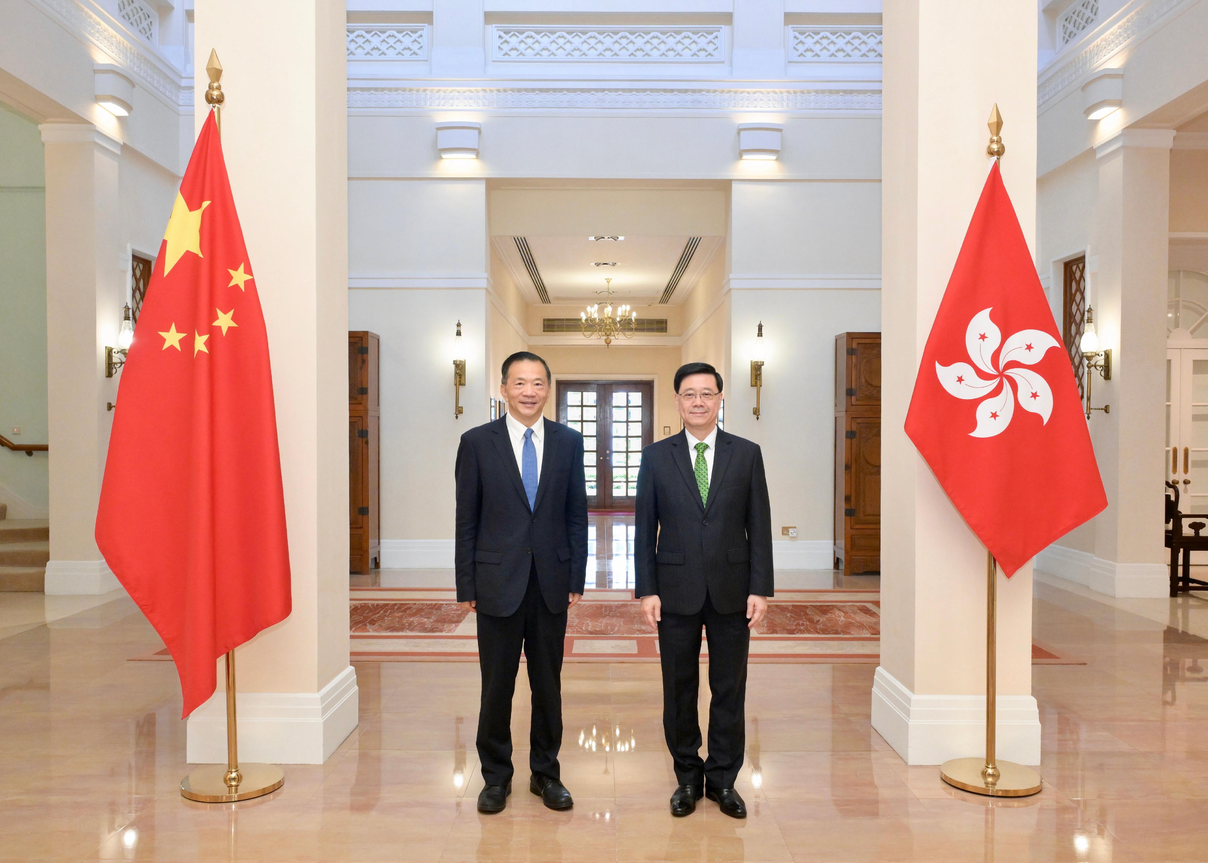 行政長官李家超（右）今日（九月二十九日）與中央廣播電視總台台長兼總編輯慎海雄（左）會面。
