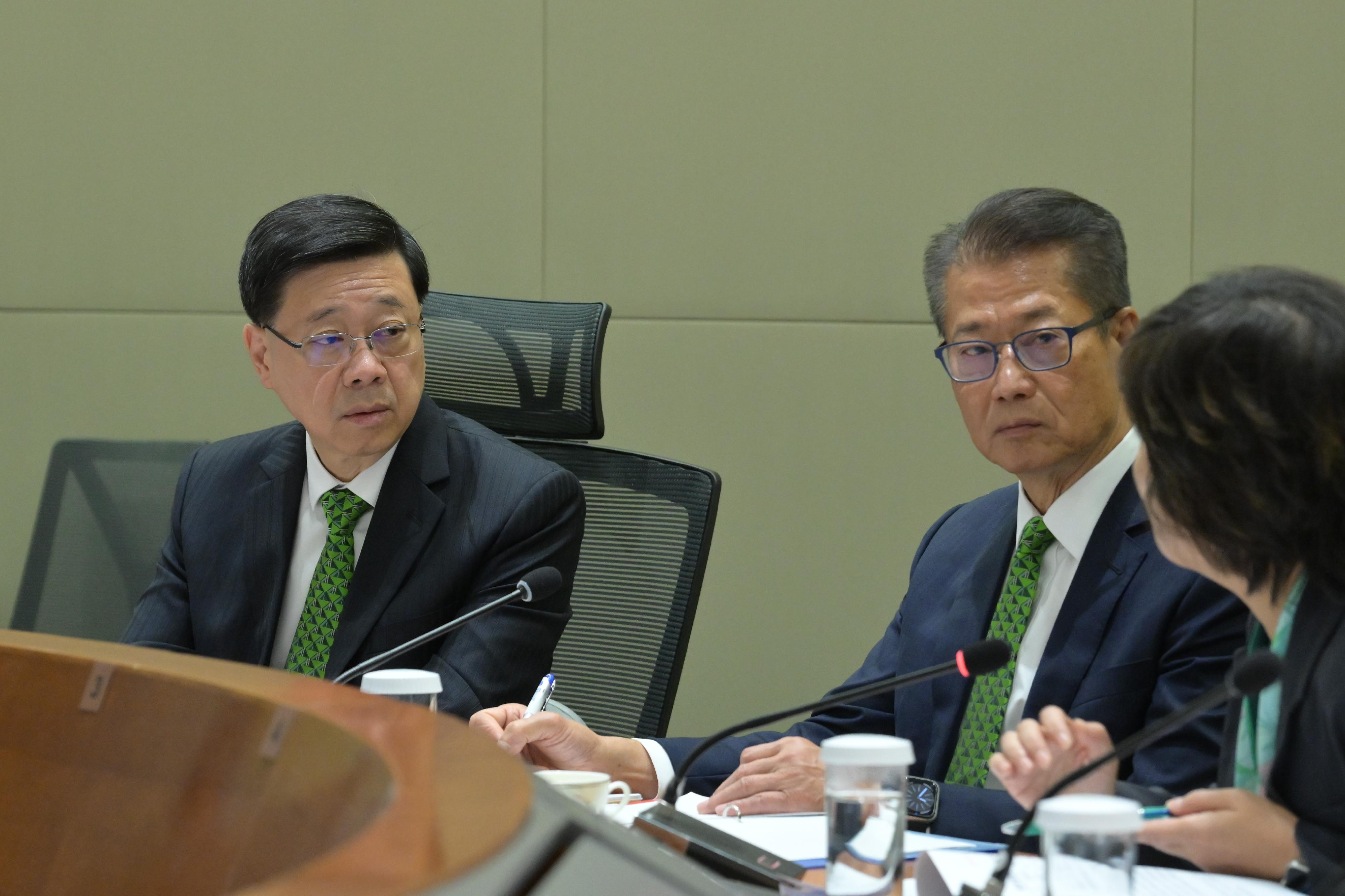 The Chief Executive, Mr John Lee, chaired the first working meeting of the Committee on Development of the Northern Metropolis today (September 29).
