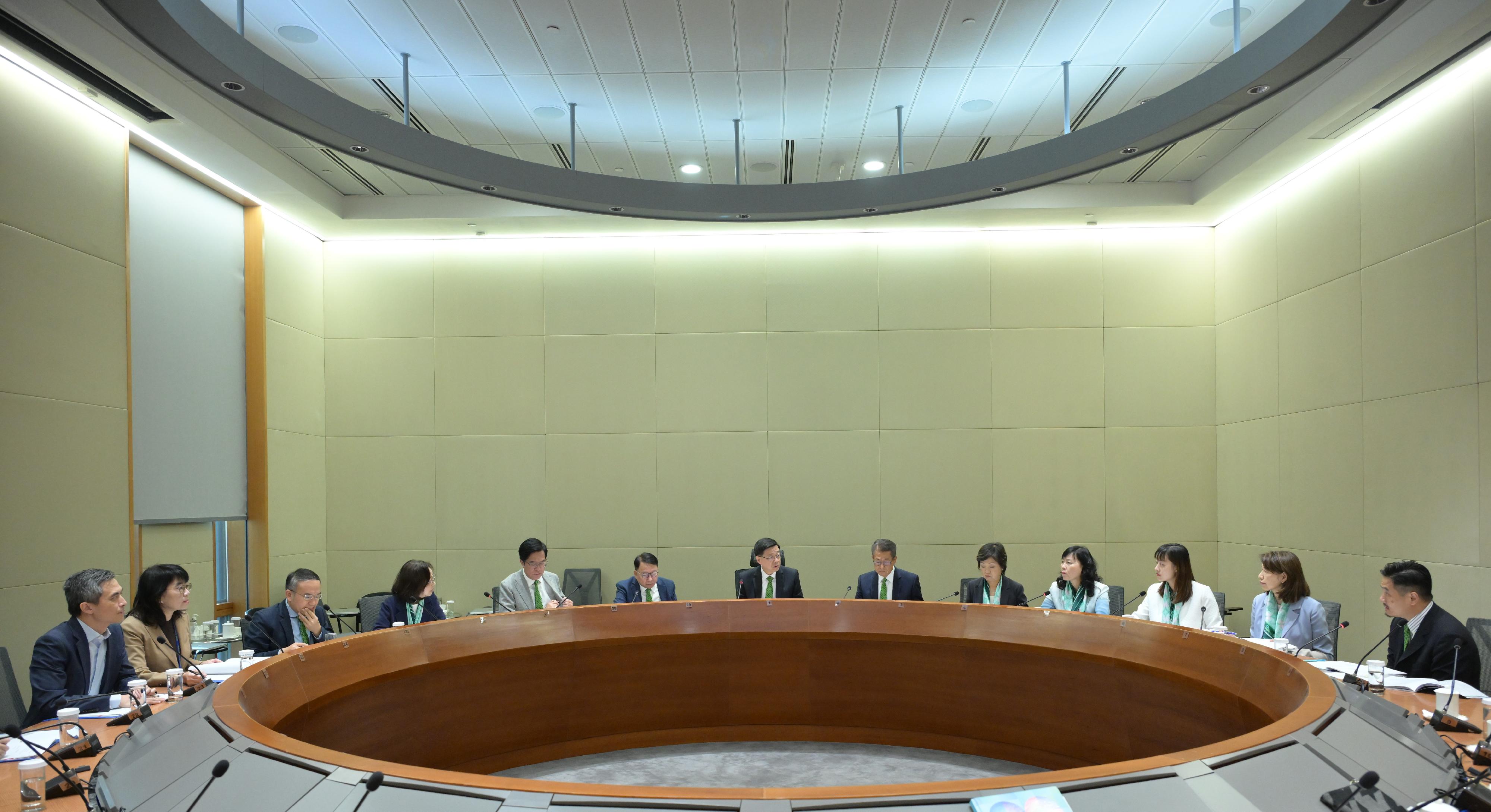 The Chief Executive, Mr John Lee, chaired the first working meeting of the Committee on Development of the Northern Metropolis today (September 29).
