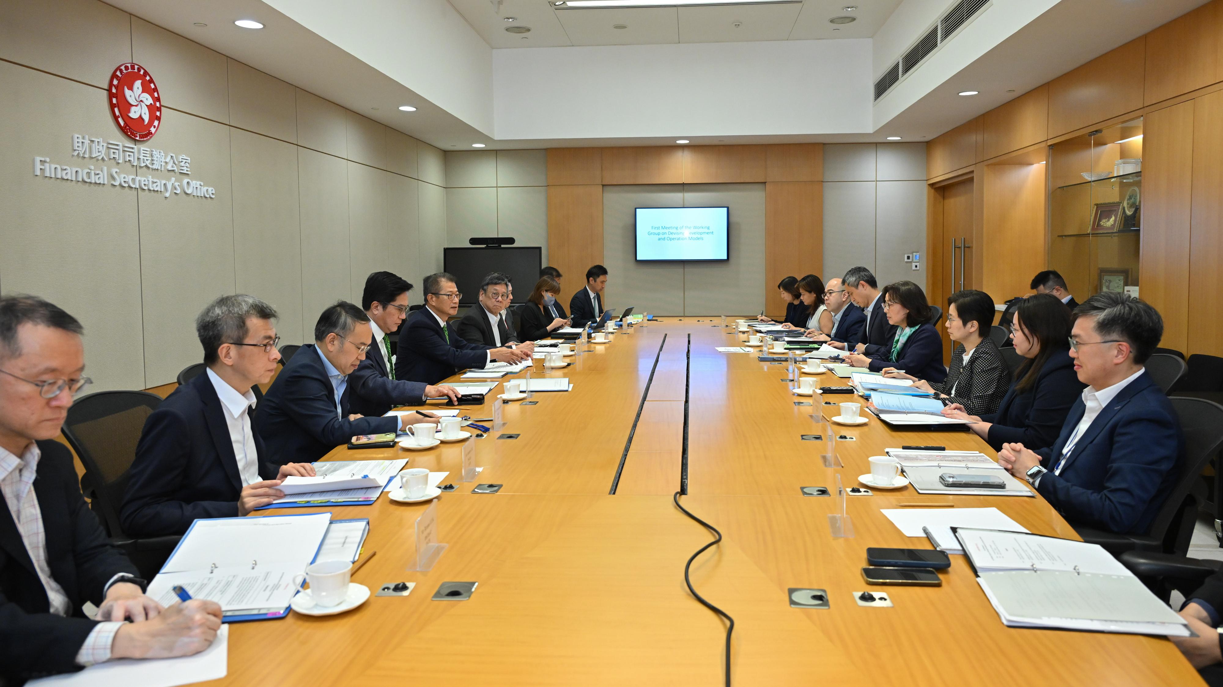 The Financial Secretary, Mr Paul Chan (fifth left), today (September 29) chairs the first meeting of the Working Group on Devising Development and Operation Models under the Committee on Development of the Northern Metropolis. Also attending are the Deputy Financial Secretary, Mr Michael Wong (fourth left); the Secretary for Financial Services and the Treasury, Mr Christopher Hui (third left); the Secretary for Development, Ms Bernadette Linn (fourth right); the Secretary for Commerce and Economic Development, Mr Algernon Yau (sixth left), etc.