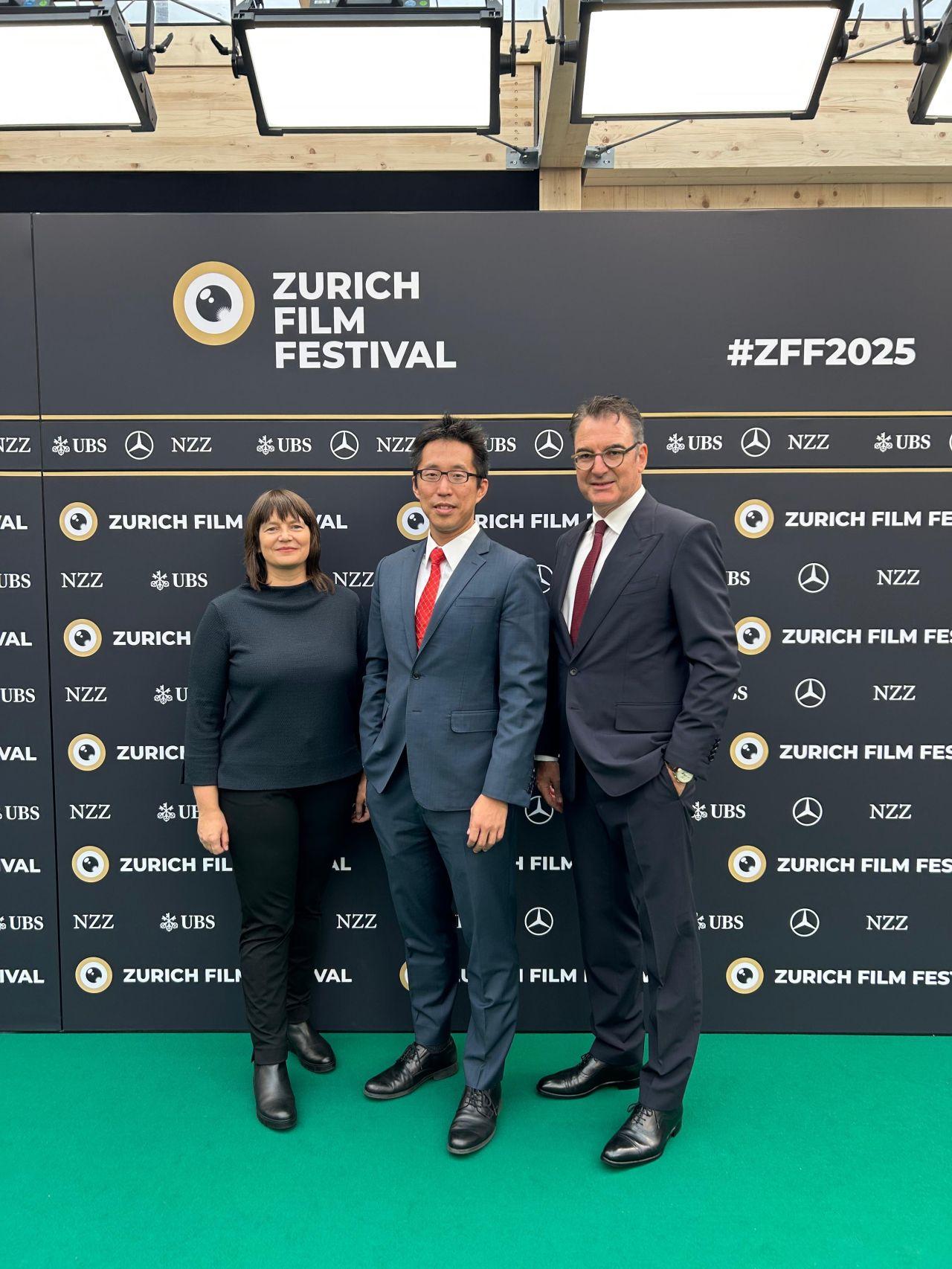 The Hong Kong Economic and Trade Office, Berlin (HKETO Berlin) is supporting and presenting two Hong Kong film productions at the 21st Zurich Film Festival being held from September 25 to October 5 (Zurich time). Photo shows the Director of HKETO Berlin, Mr Indiana Wong (centre), with the Director of the Zurich Film Festival, Dr Christian Jungen (right), and the Head of Public Relations of HKETO Berlin, Ms Stephanie Pall (left), at the Green Carpet of the Zurich Film Festival opening night September 26.