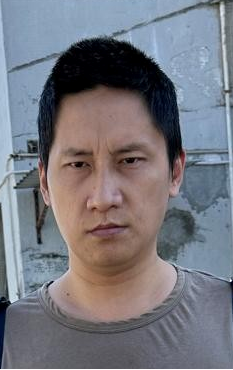 Wun Kam-po, aged 42, is about 1.65 metres tall, 60 kilograms in weight and of medium build. He has a pointed face with yellow complexion and short black hair. He was last seen wearing a grey short-sleeved top, beige shorts and white sports shoes, and carrying a black backpack.