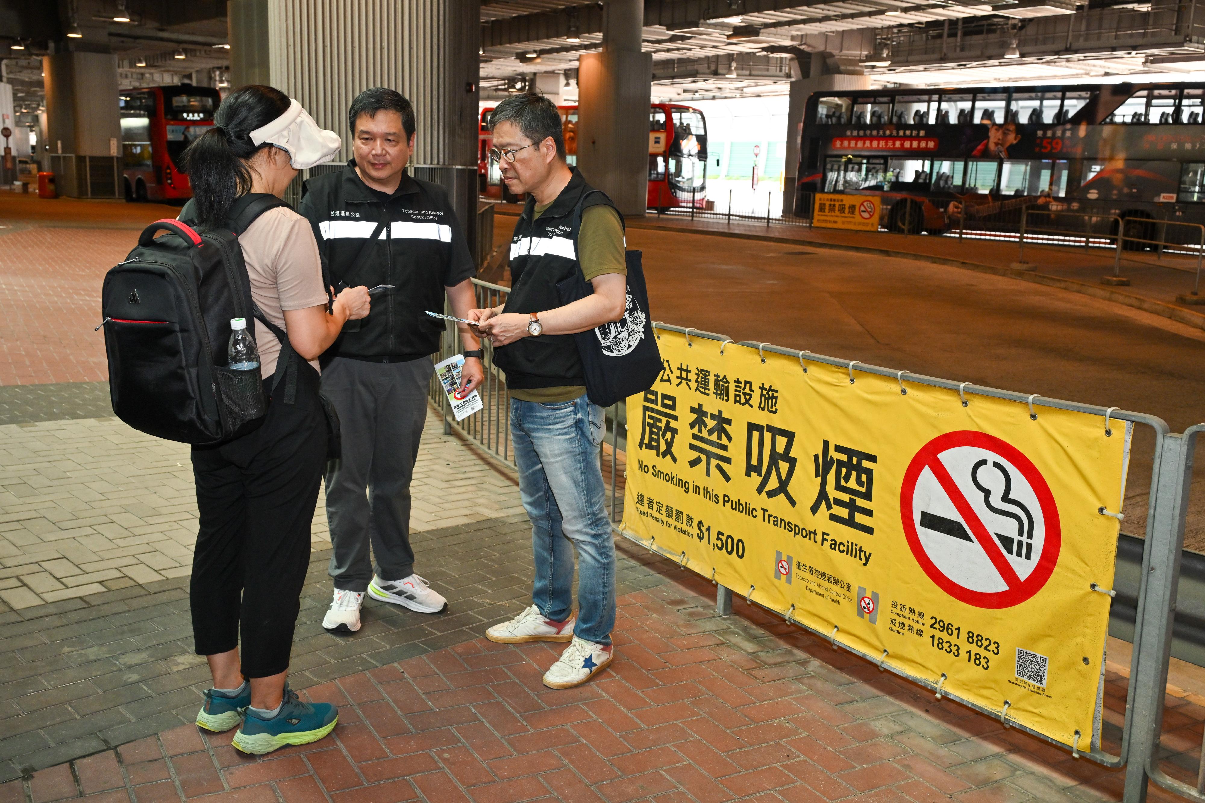 The Tobacco and Alcohol Control Office (TACO) of the Department of Health today (September 30) announced that it will increase its publicity efforts in tourist areas this week to remind both members of the public and visitors to comply with Hong Kong's tobacco control laws and foster a smoke-free environment as the community celebrates the National Day and the Mid-Autumn Festival. Photo shows TACO officers distributing pamphlets on tobacco control measures to tourists at a bus stop near the Hong Kong West Kowloon Station.