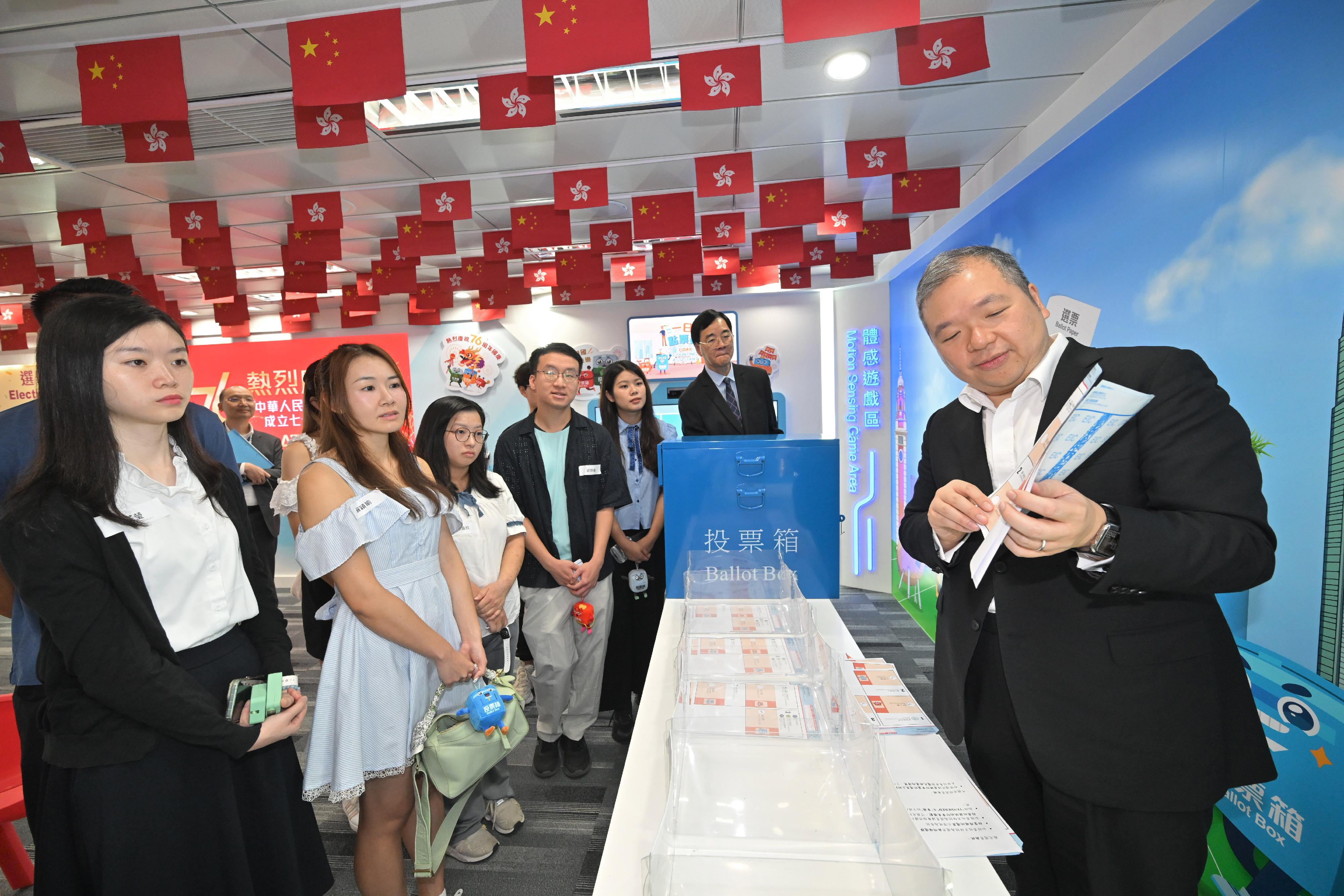 The Chairman of the Electoral Affairs Commission (EAC), Mr Justice David Lok, today (September 30) hosted a youth exchange and guided tour programme at the National Day Open Days of the Electoral Information Centre (EIC) of the Registration and Electoral Office. EAC members Professor Daniel Shek and Mr Bernard Man, SC, also attended today's event. Photo shows Mr Man (first right) leading a group of around 10 youngsters on a tour around the EIC and introducing them to the counting process.
