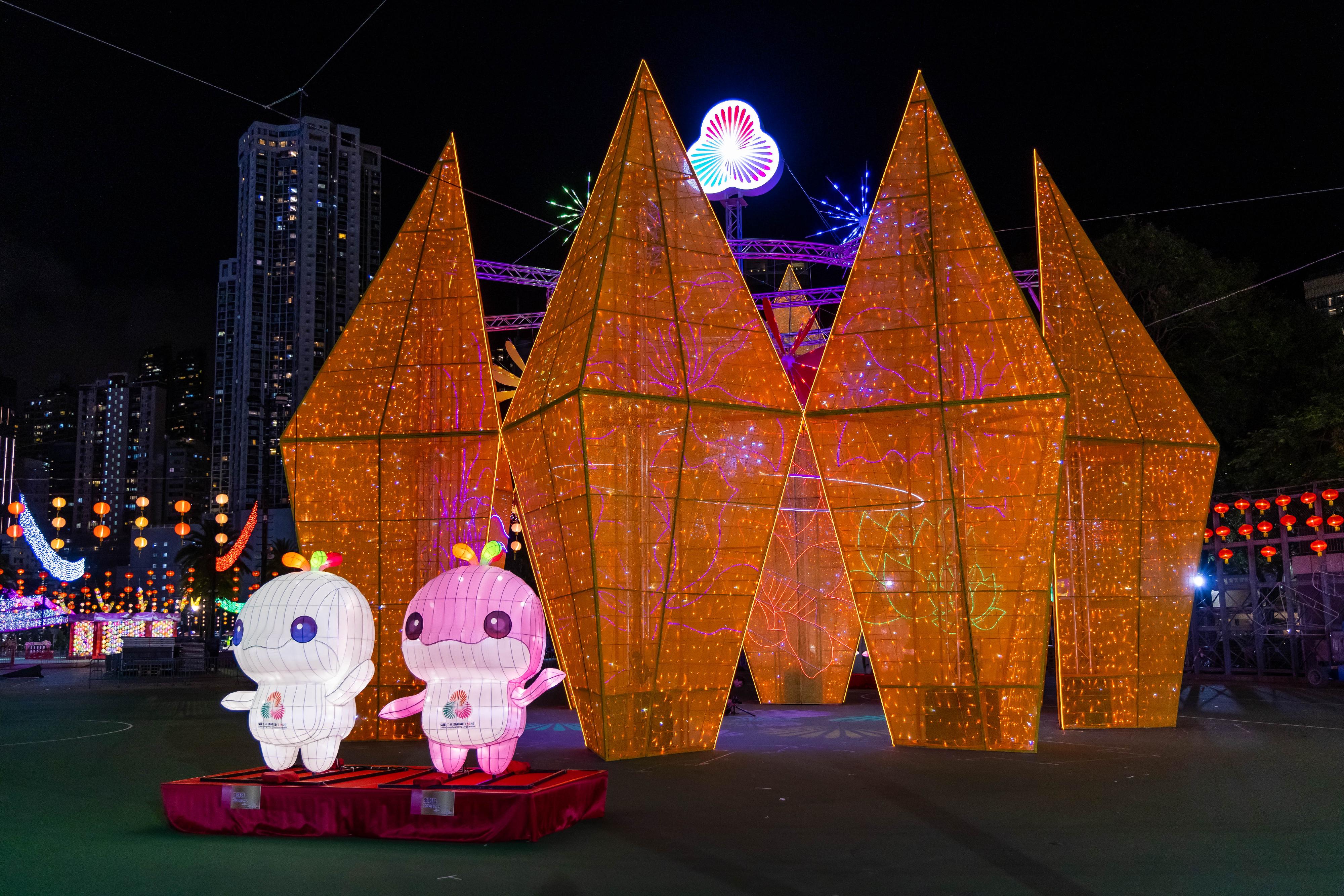 The Mid-Autumn Lantern Carnival 2025, organised by the Leisure and Cultural Services Department, is running from today (September 30) until October 7 at Victoria Park to celebrate National Day and the Mid-Autumn Festival, and welcoming the National Games. Photo shows a 12-metre lantern display "A Feast of Fire and Flowers", symbolising the unity and integration of Guangdong, Hong Kong and Macao.