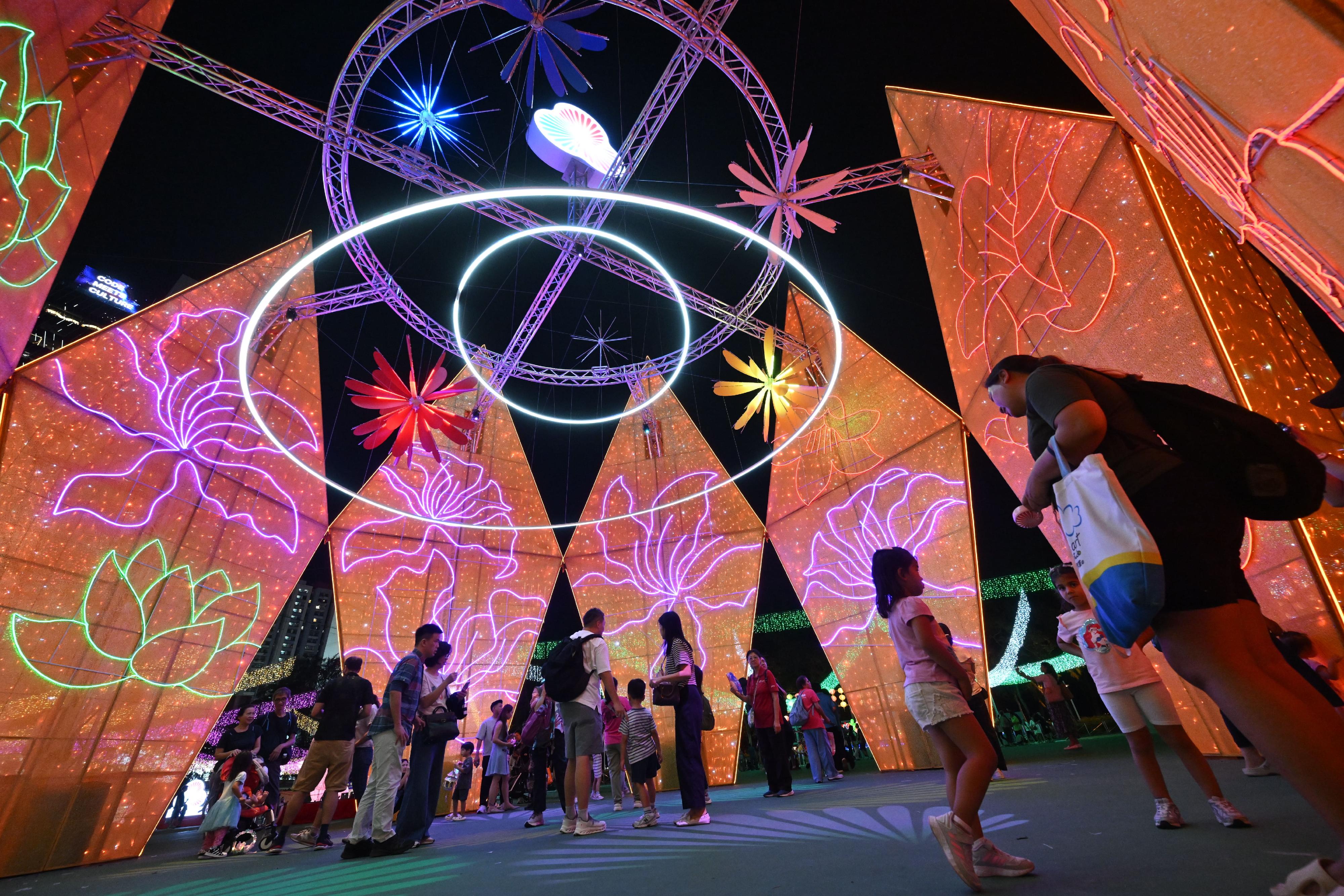 The Mid-Autumn Lantern Carnival 2025, organised by the Leisure and Cultural Services Department, is running from today (September 30) until October 7 at Victoria Park to celebrate National Day and the Mid-Autumn Festival, and welcoming the National Games. Photo shows a 12-metre lantern display "A Feast of Fire and Flowers", symbolising the unity and integration of Guangdong, Hong Kong and Macao.