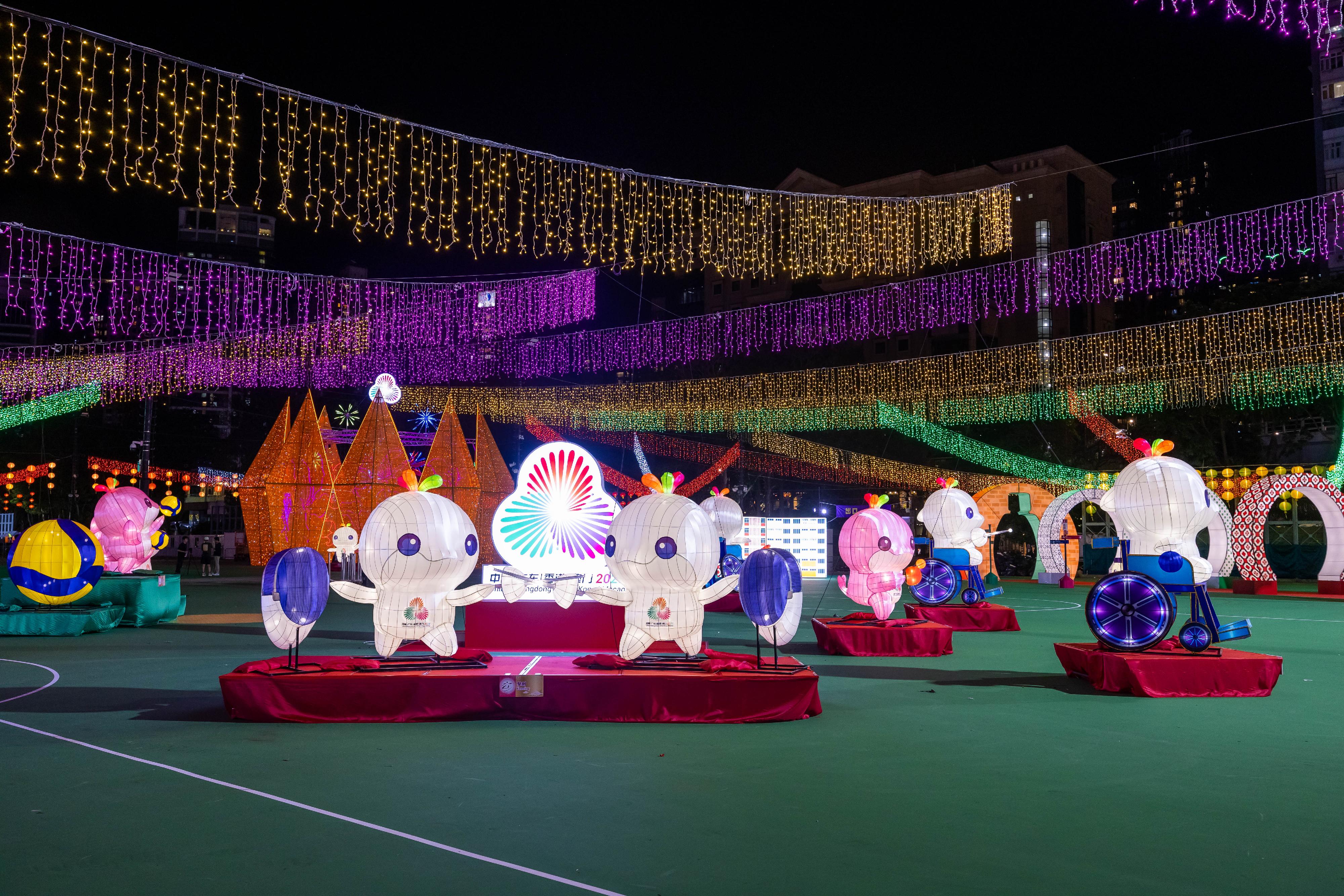 The Mid-Autumn Lantern Carnival 2025, organised by the Leisure and Cultural Services Department, is running from today (September 30) until October 7 at Victoria Park to celebrate National Day and the Mid-Autumn Festival, and welcoming the National Games. Photo shows the lantern display "Gold Shines, Energy Explodes" featuring the mascots of the 15th National Games, the 12th National Games for Persons with Disabilities and the 9th National Special Olympic Games dressed in sportswear representing different competition events to be staged in Hong Kong.