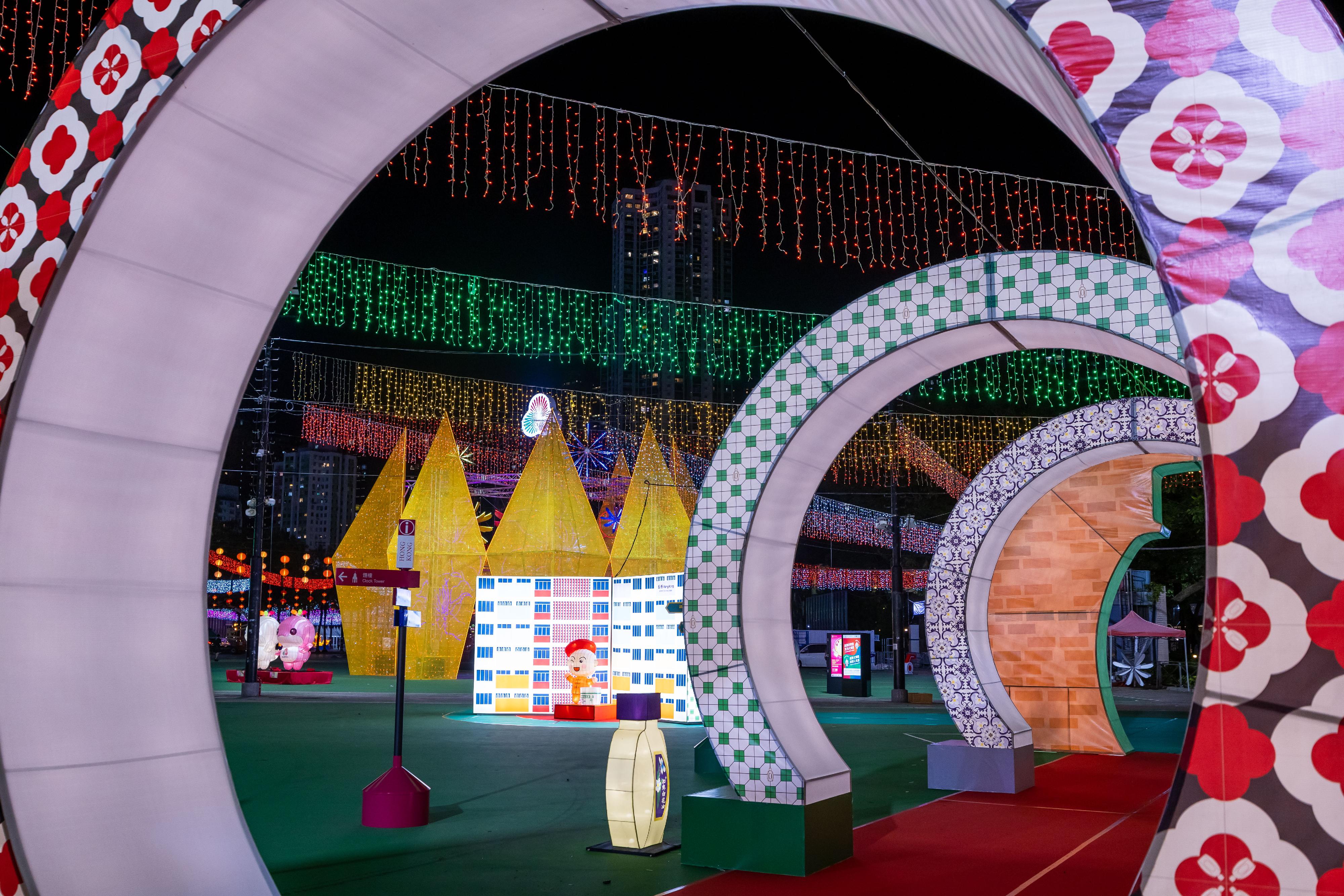 The Mid-Autumn Lantern Carnival 2025, organised by the Leisure and Cultural Services Department, is running from today (September 30) until October 7 at Victoria Park to celebrate National Day and the Mid-Autumn Festival, and welcoming the National Games. Photo shows the lantern display "Hearts Entwine with the Bay, Harmony Flourishes across all Homes", starting with an illuminated and colourful time corridor with an elegant Chinese-style screen archway.
