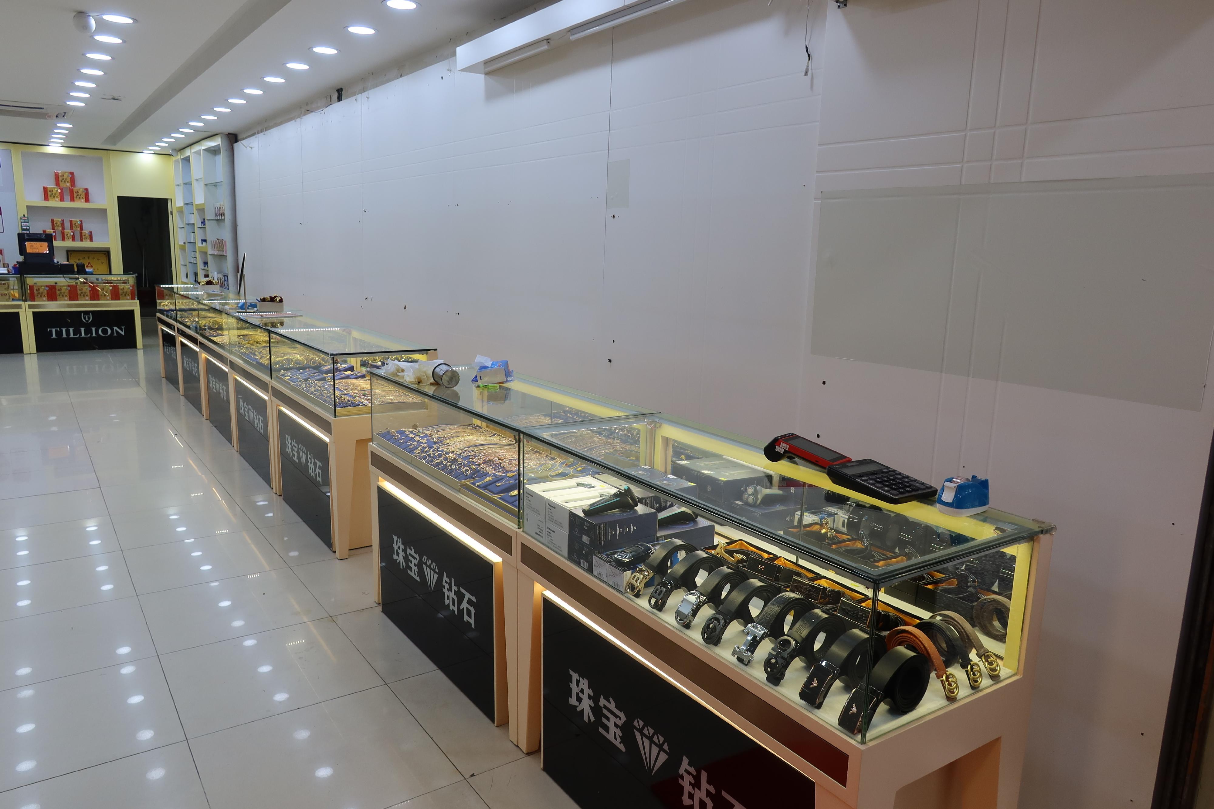 Hong Kong Customs mounted a special enforcement operation in Sha Tau Kok and Mong Kok between September 22 and today (September 30) to combat the sale of counterfeit goods. Photo shows a shop involved in the operation on Chung Ying Street, Sha Tau Kok.