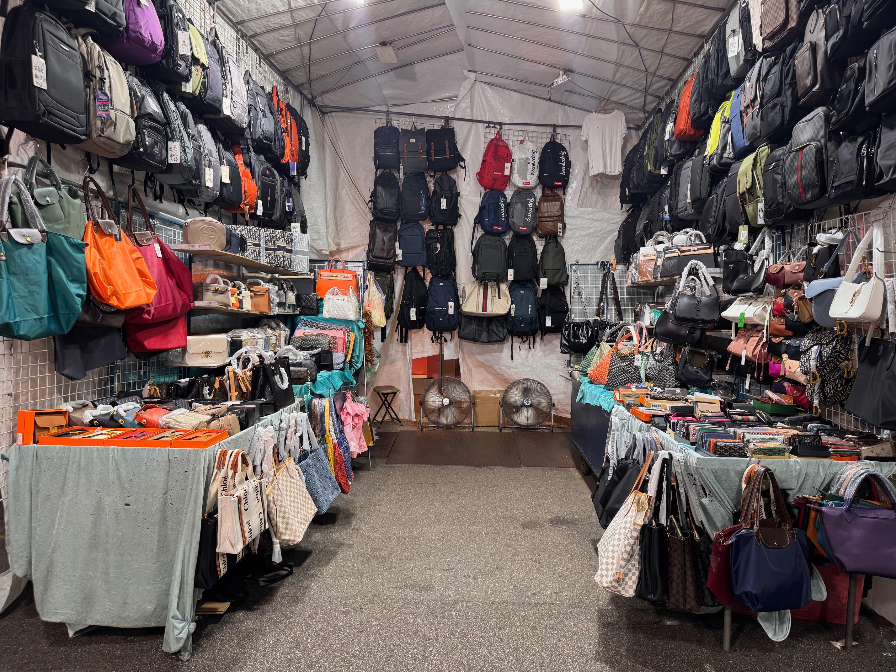 Hong Kong Customs mounted a special enforcement operation in Sha Tau Kok and Mong Kok between September 22 and today (September 30) to combat the sale of counterfeit goods. Photo shows a fixed-pitch hawker stall involved in the operation on Tung Choi Street, Mong Kok.