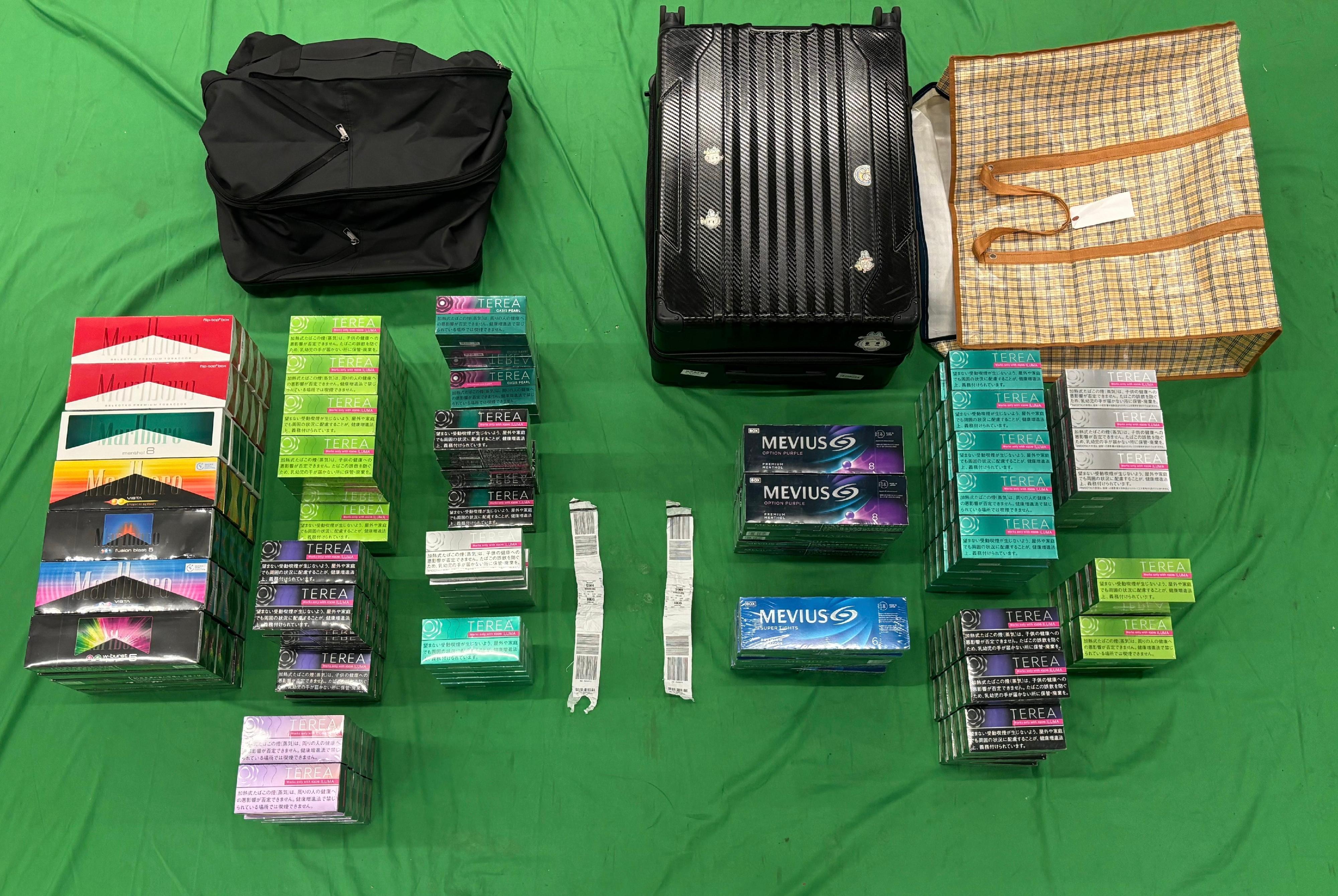 一名三十五歲入境男旅客因進口未完稅香煙及未有向海關人員作出申報，以及進口另類吸煙產品，違反《應課稅品條例》和《進出口條例》，今日（九月三十日）在西九龍裁判法院被判處監禁六個月及罰款一千五百元。圖示檢獲的未完稅香煙及另類吸煙產品。