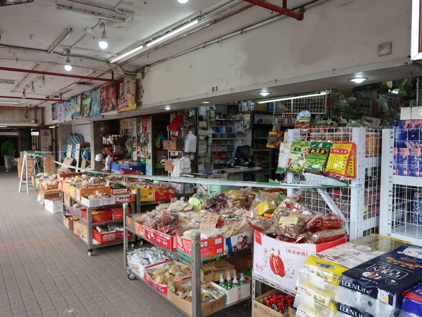 香港海關一連兩日（九月二十九日和三十日）採取全港性反私煙執法行動，搗破四個懷疑私煙銷售點和一個位於深水埗的懷疑私煙貯存倉庫，檢獲共約一百三十二萬支懷疑私煙，估計市值約五百九十四萬元，應課稅值約四百三十六萬元。圖示位於觀塘的懷疑私煙銷售點。