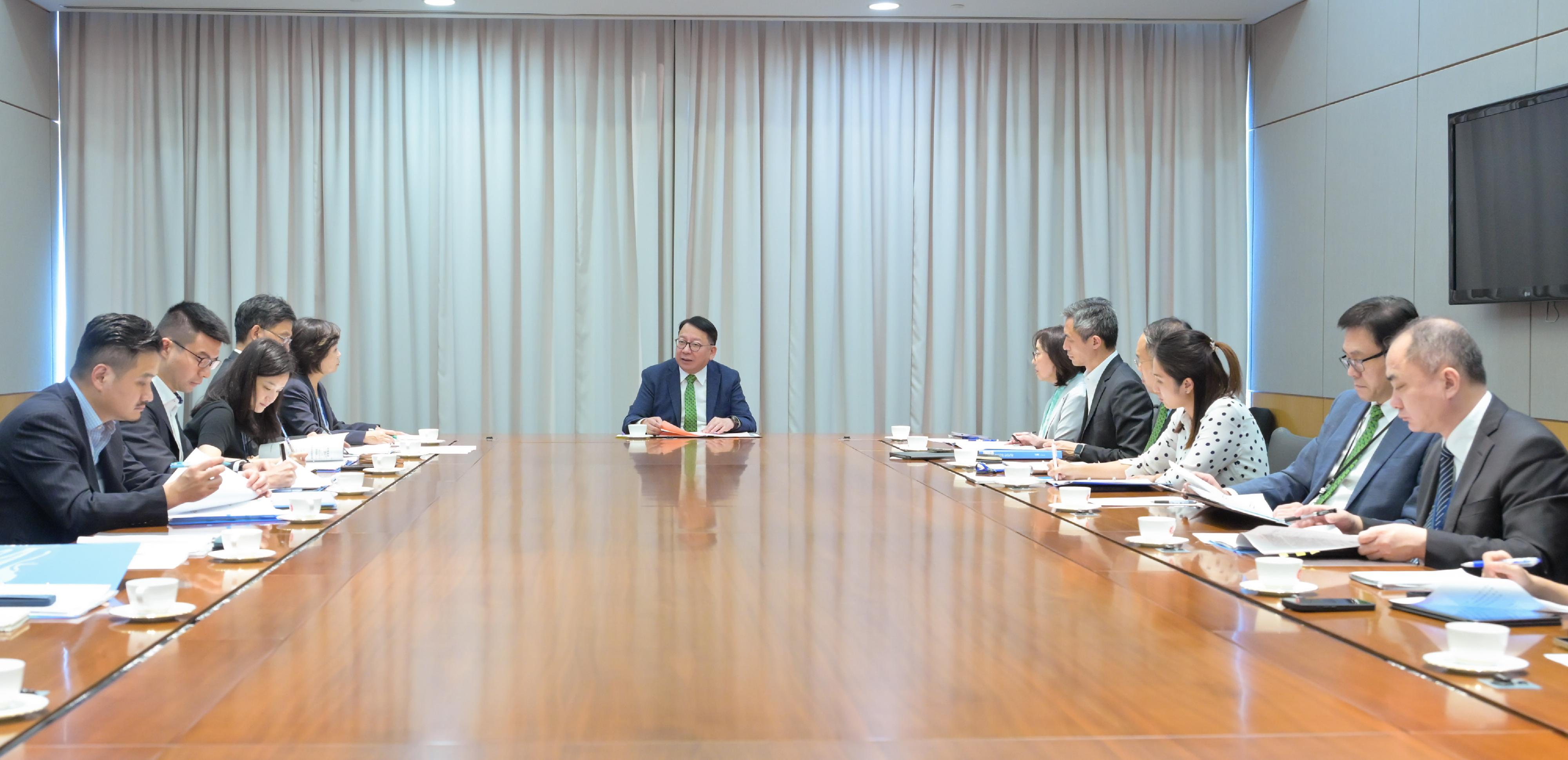 政務司司長陳國基（左六）今日（九月三十日）主持「北部都會區發展委員會」轄下「大學城籌劃及建設組」首次會議，教育局局長蔡若蓮博士（左五）、發展局局長甯漢豪（右六）、創新科技及工業局局長孫東教授（右二）、財經事務及庫務局局長許正宇（右四）、特首政策組組長黃元山博士（左一）和北部都會區統籌辦事處主任丘卓恒（右五）一同出席。