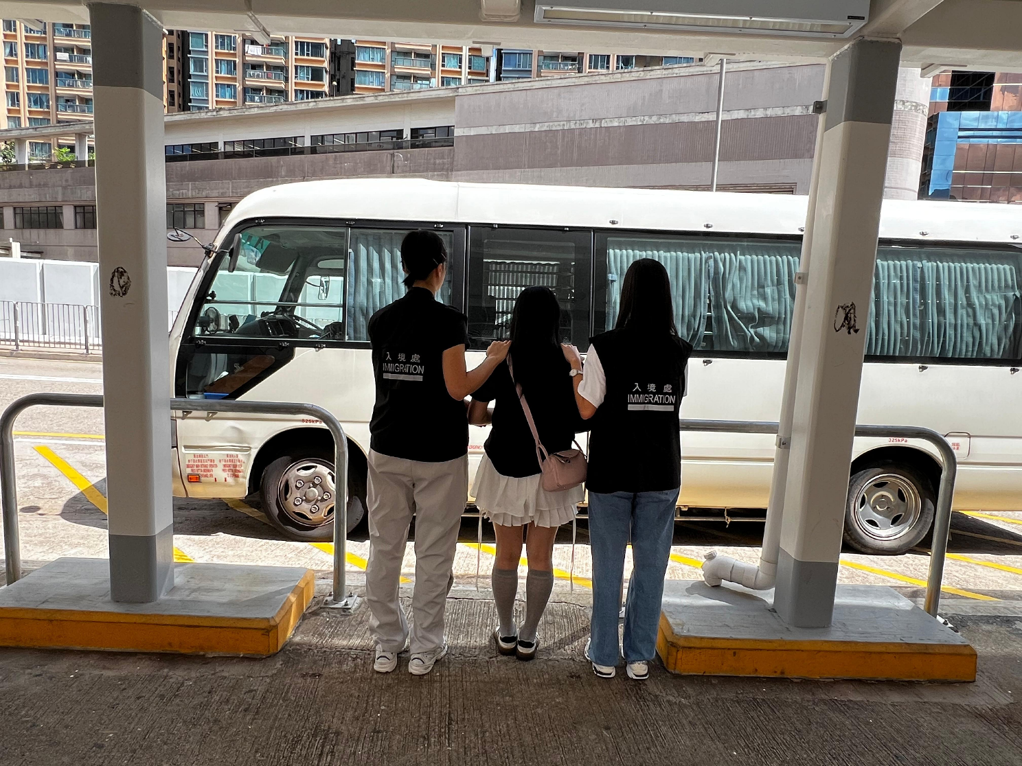 入境事務處於九月二十九日在全港多區展開反非法勞工行動，包括「捷足行動」。圖示懷疑非法勞工在行動中被捕。