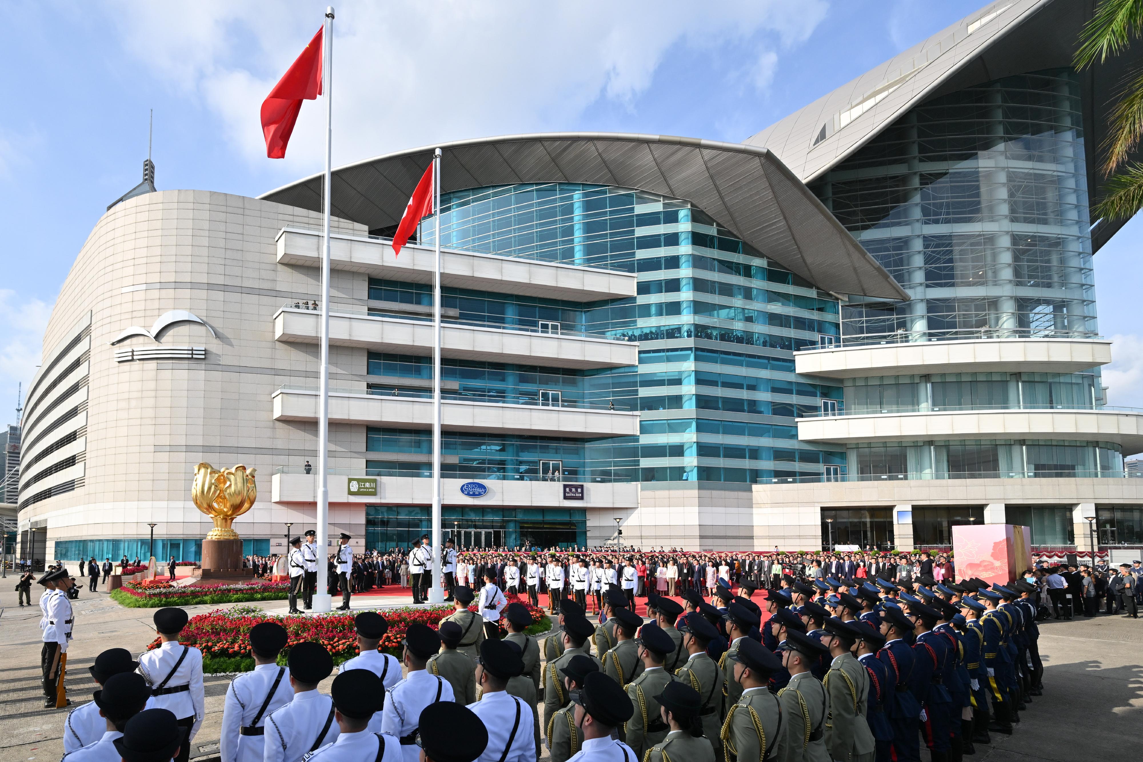 行政長官李家超與主要官員及嘉賓今早（十月一日）在灣仔金紫荊廣場出席慶祝中華人民共和國成立七十六周年升旗儀式。