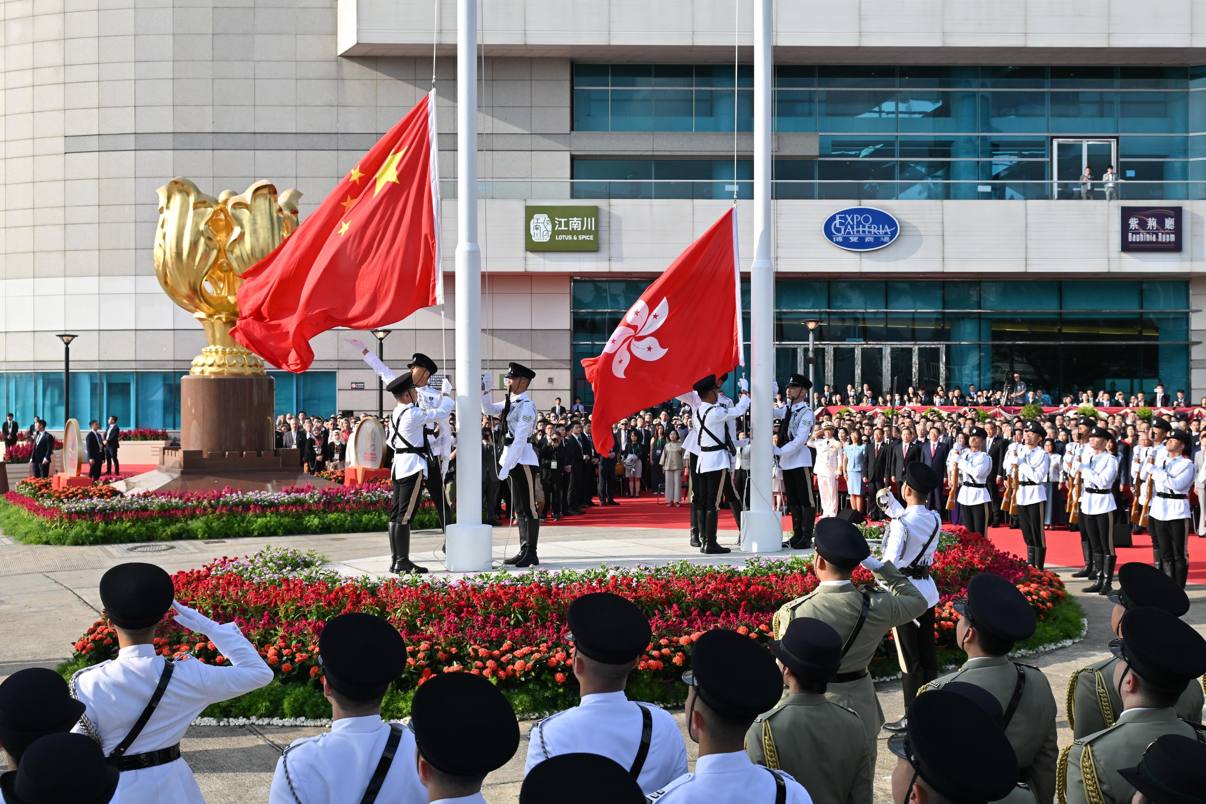 行政長官李家超與主要官員及嘉賓今早（十月一日）在灣仔金紫荊廣場出席慶祝中華人民共和國成立七十六周年升旗儀式。
