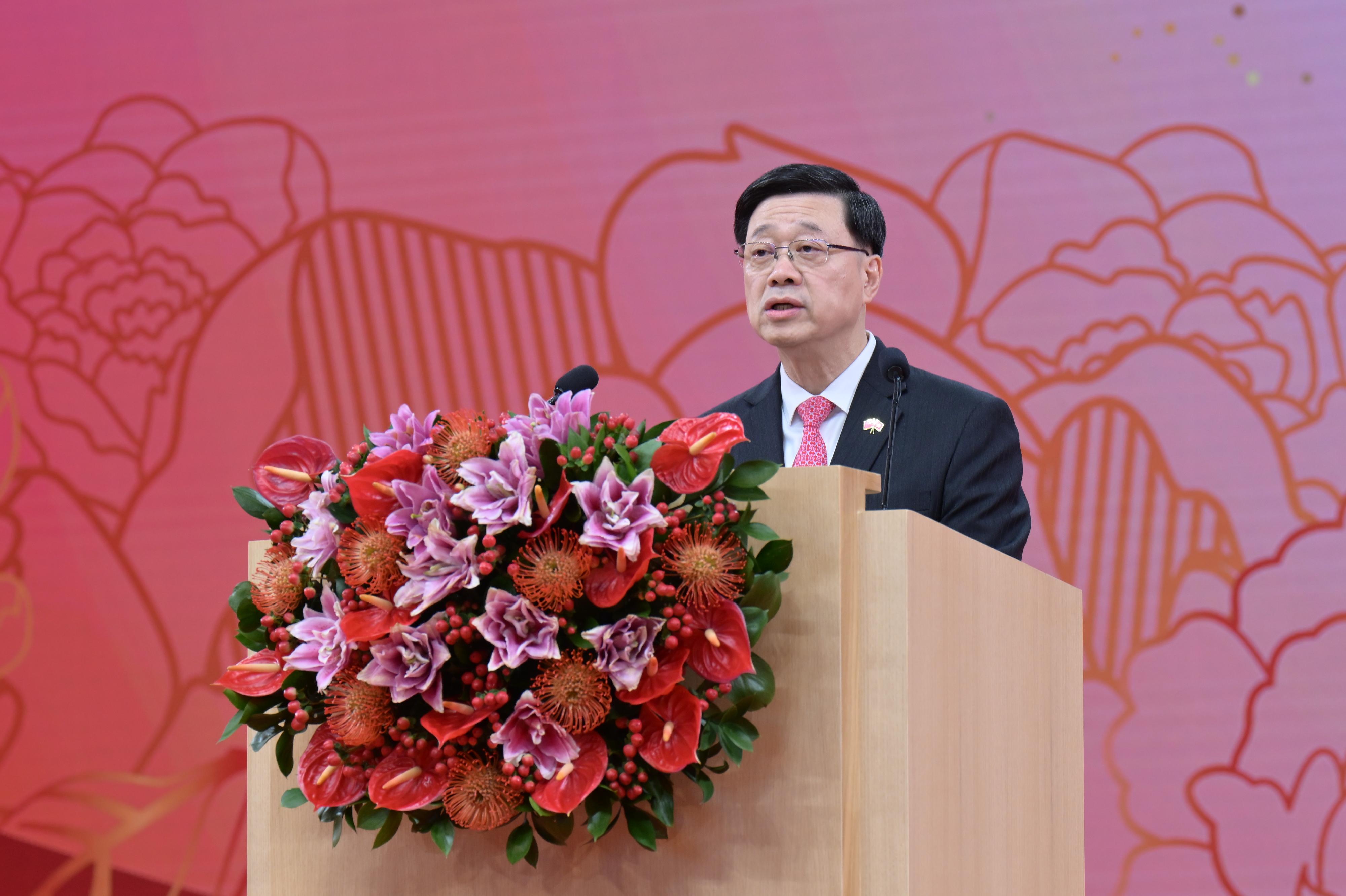 行政長官李家超和主要官員及嘉賓今早（十月一日）在香港會議展覽中心出席慶祝中華人民共和國成立七十六周年酒會。圖示李家超在酒會致辭。