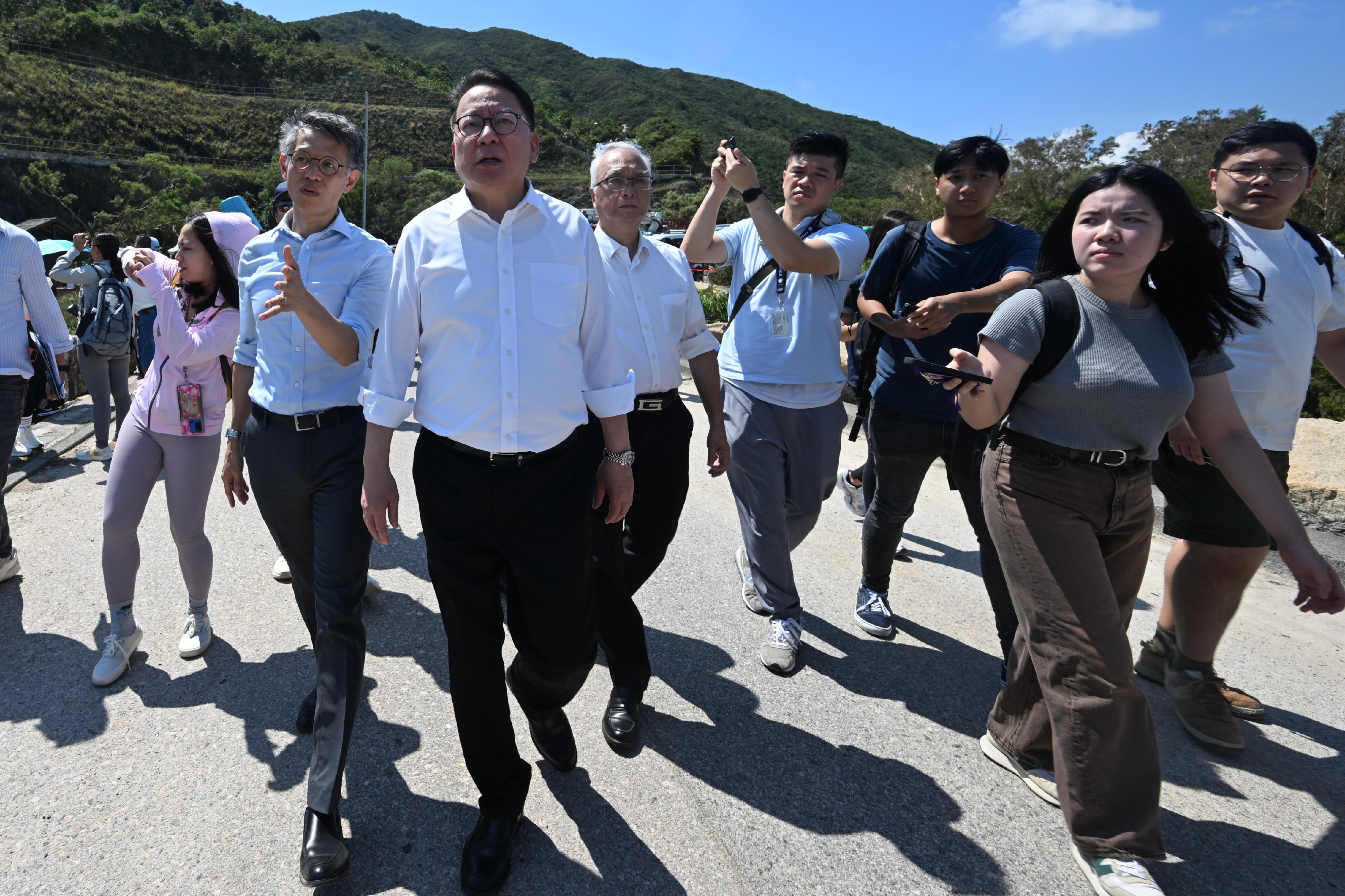 政務司司長陳國基（左三）今日（十月一日）視察西貢北潭涌及萬宜水庫東壩的內地國慶黃金周交通優化安排。旁為環境及生態局局長謝展寰（左四）。