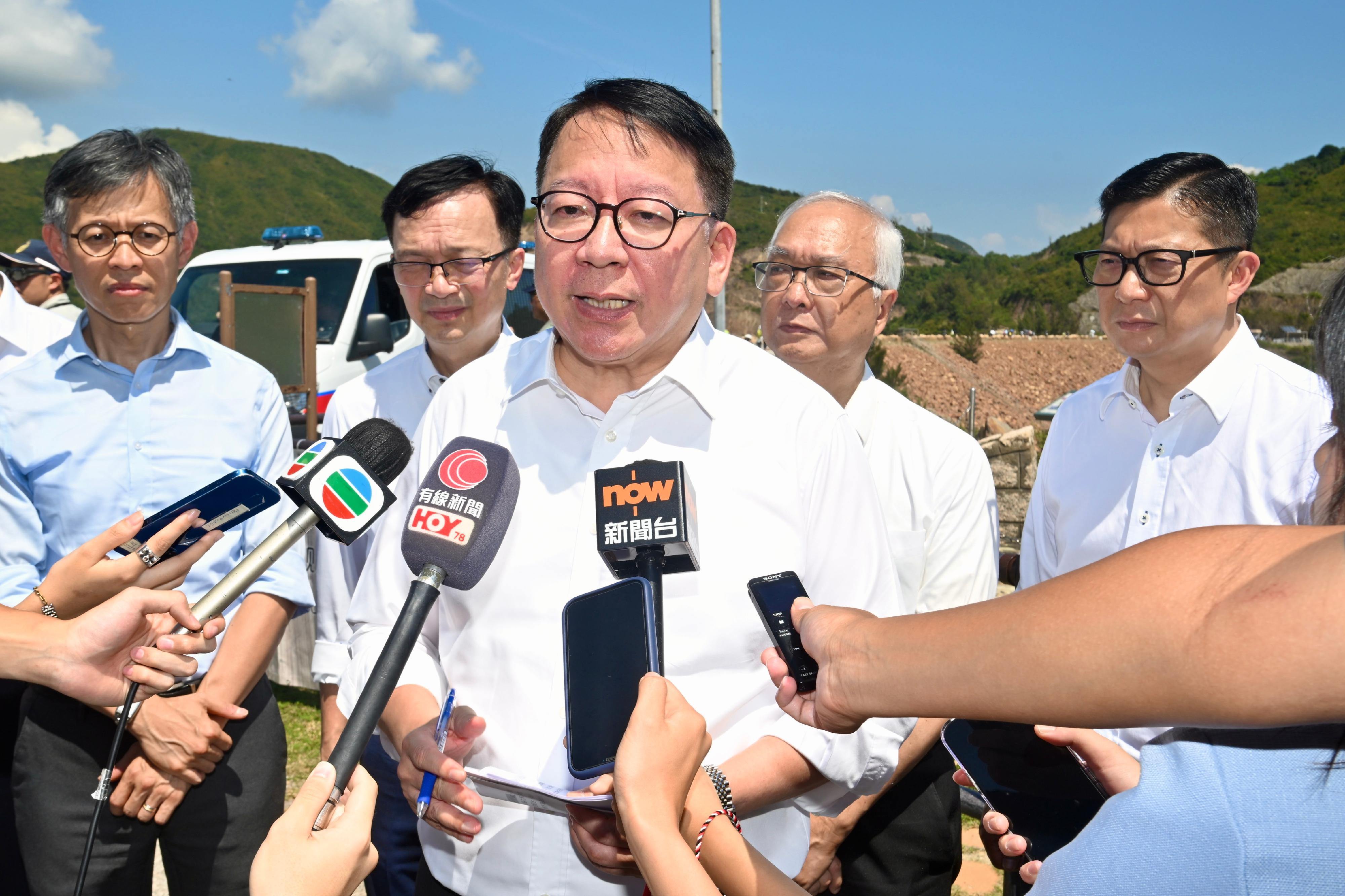 政務司司長陳國基（中）今日（十月一日）視察西貢北潭涌及萬宜水庫東壩的內地國慶黃金周交通優化安排後會見傳媒。
