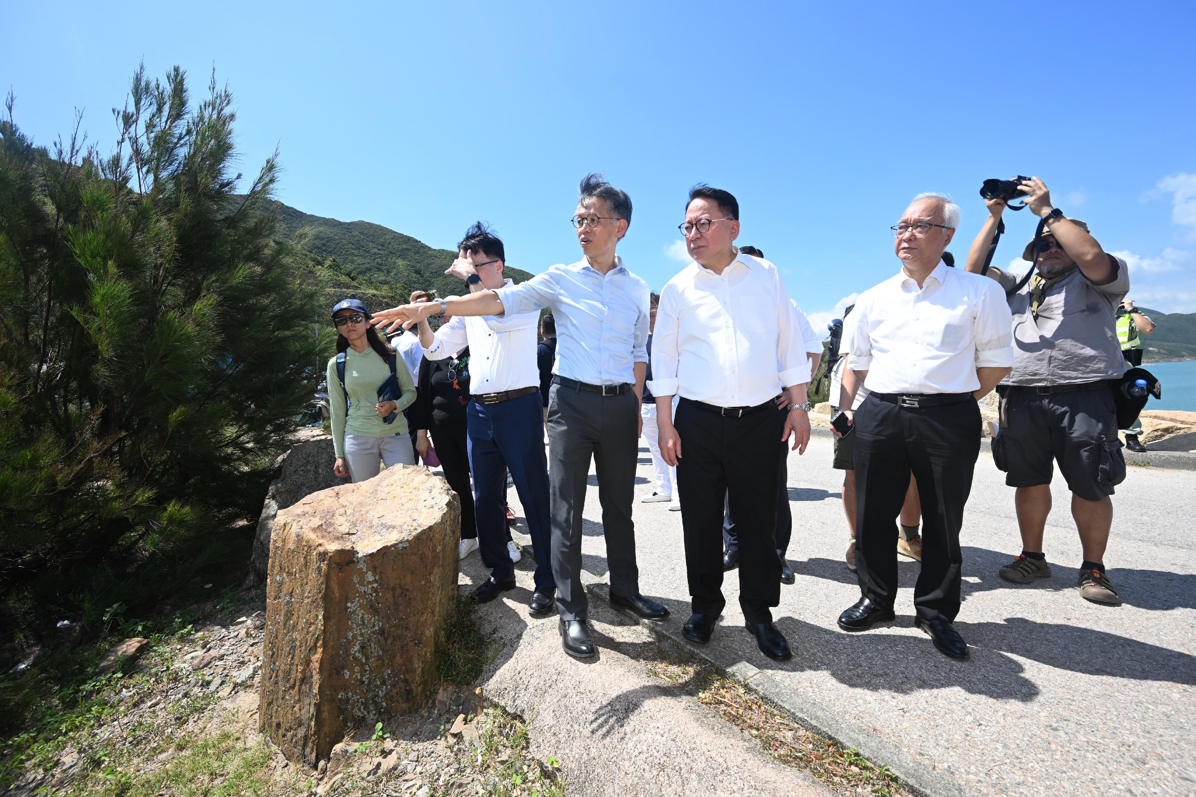 政務司司長陳國基（右三）今日（十月一日）到西貢北潭涌及萬宜水庫東壩視察內地國慶黃金周的交通優化安排。旁為環境及生態局局長謝展寰（右二）。

