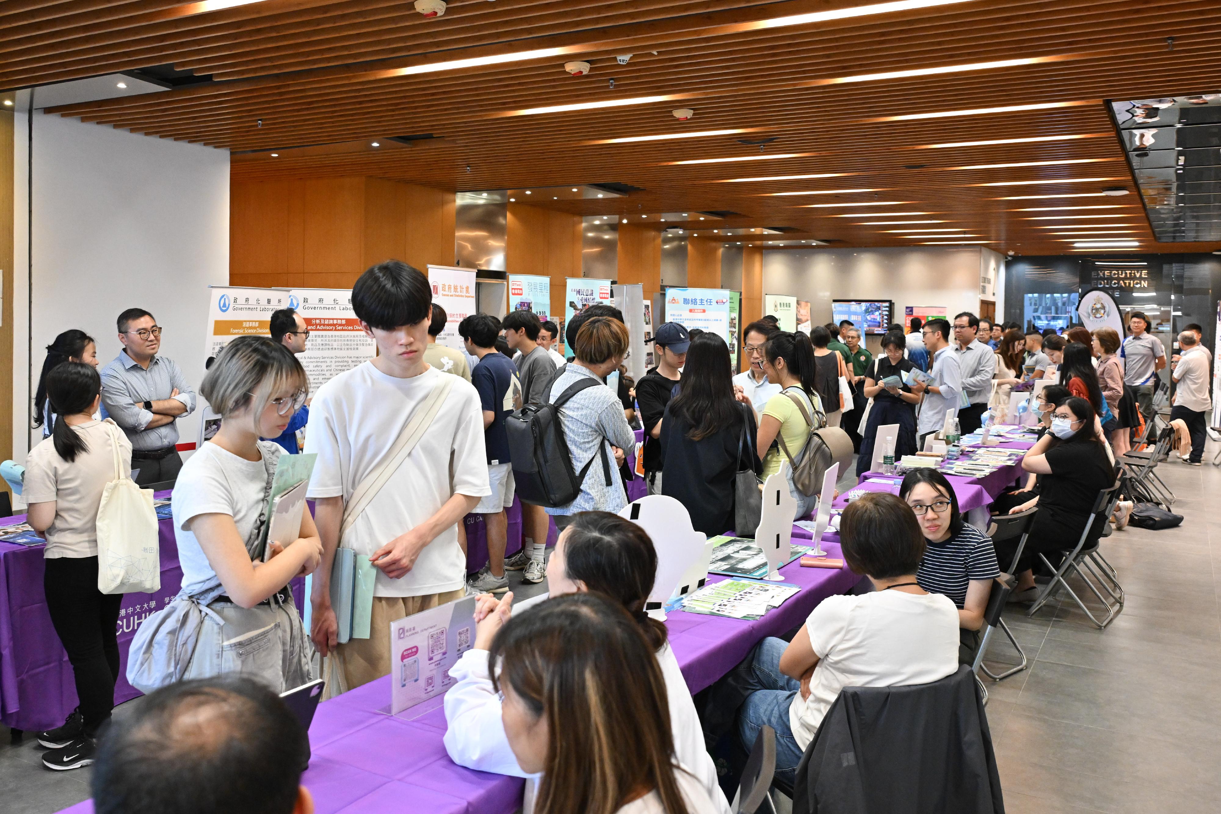 公務員事務局局長楊何蓓茵今日（十月二日）下午參觀在香港中文大學校園舉行的政府職位招聘展覽。圖示學生趁課餘時間到場參觀並與現職公務員交流。