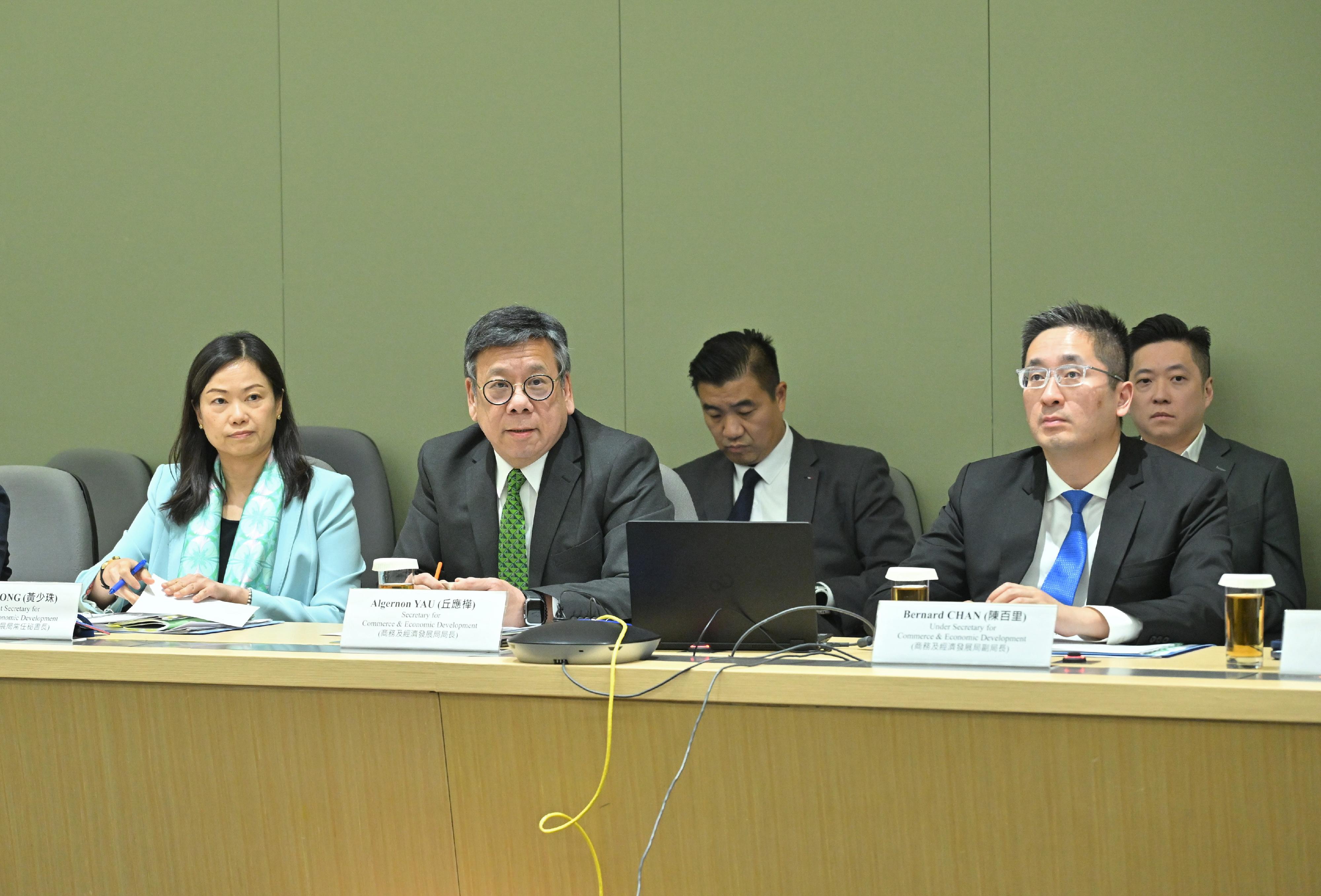 The Secretary for Commerce and Economic Development, Mr Algernon Yau (front row, centre), briefed members of the Trade and Industry Advisory Board on major initiatives related to promoting economic and trade developments and supporting small and medium-sized enterprises in "The Chief Executive's 2025 Policy Address" at a meeting today (October 2). The Permanent Secretary for Commerce and Economic Development, Ms Maggie Wong (front row, left), and the Under Secretary for Commerce and Economic Development, Dr Bernard Chan (front row, right), also attended the meeting.