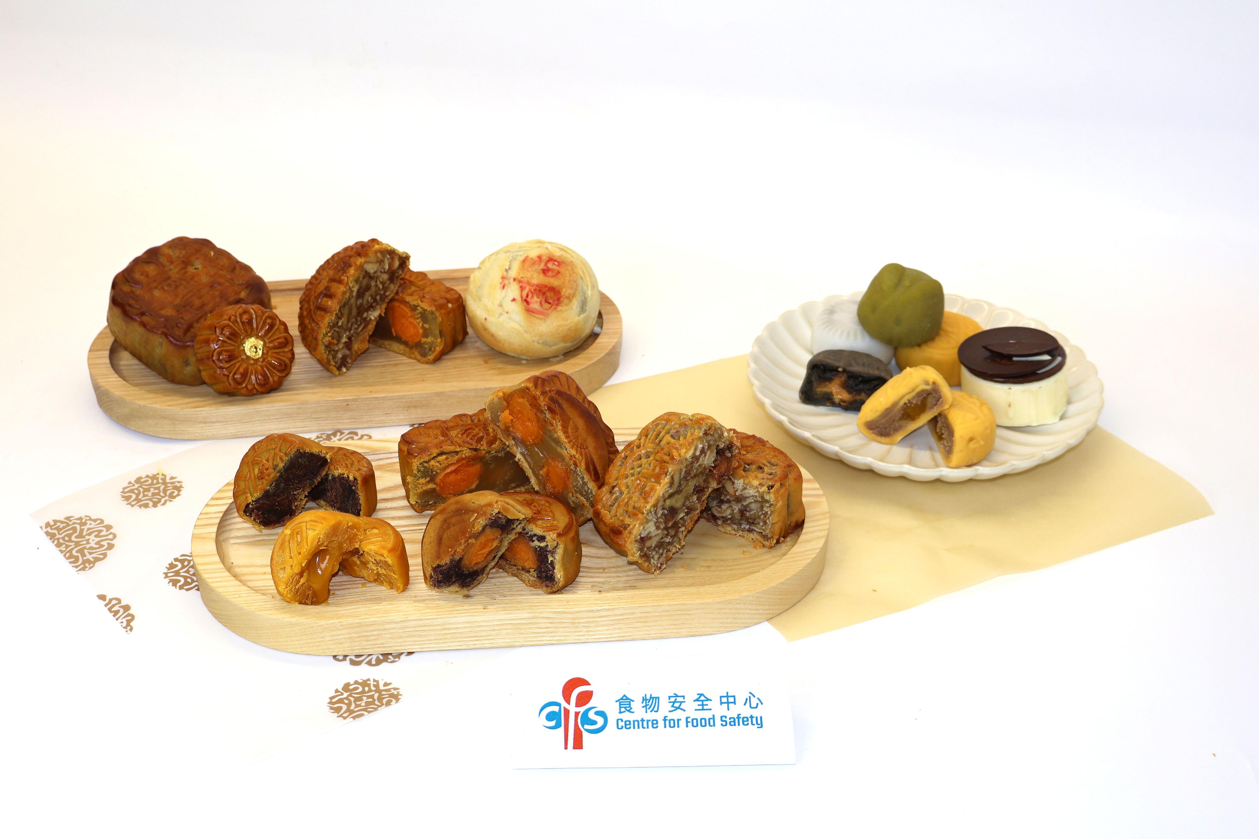 食物環境衞生署食物安全中心今日（十月二日）公布月餅的時令食品調查結果。在三百六十五個樣本中，除一個樣本的鈉含量與其營養標籤上的標示值不符，其餘樣本全部通過檢測。
