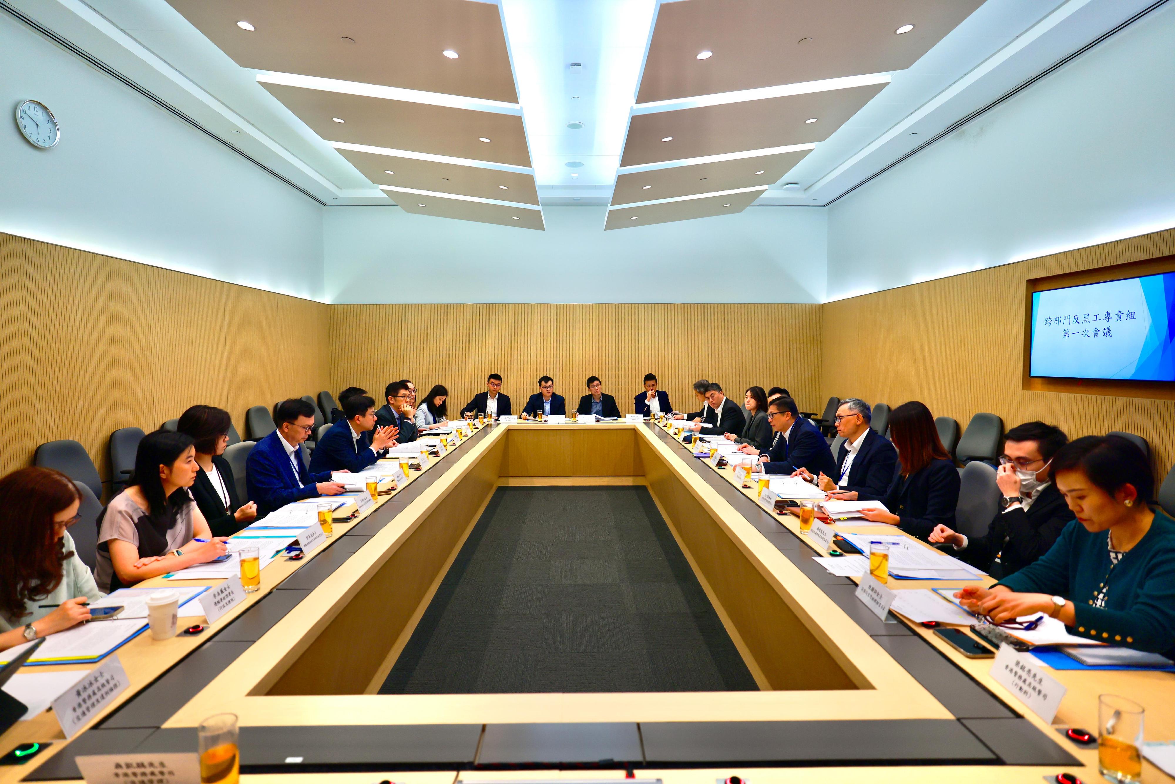 跨部門反黑工專責組組長兼保安局局長鄧炳強（右五）今日（十月二日）主持專責組的首次會議，討論應對非法勞工的整體策略。勞工及福利局局長孫玉菡（左五）亦有出席。