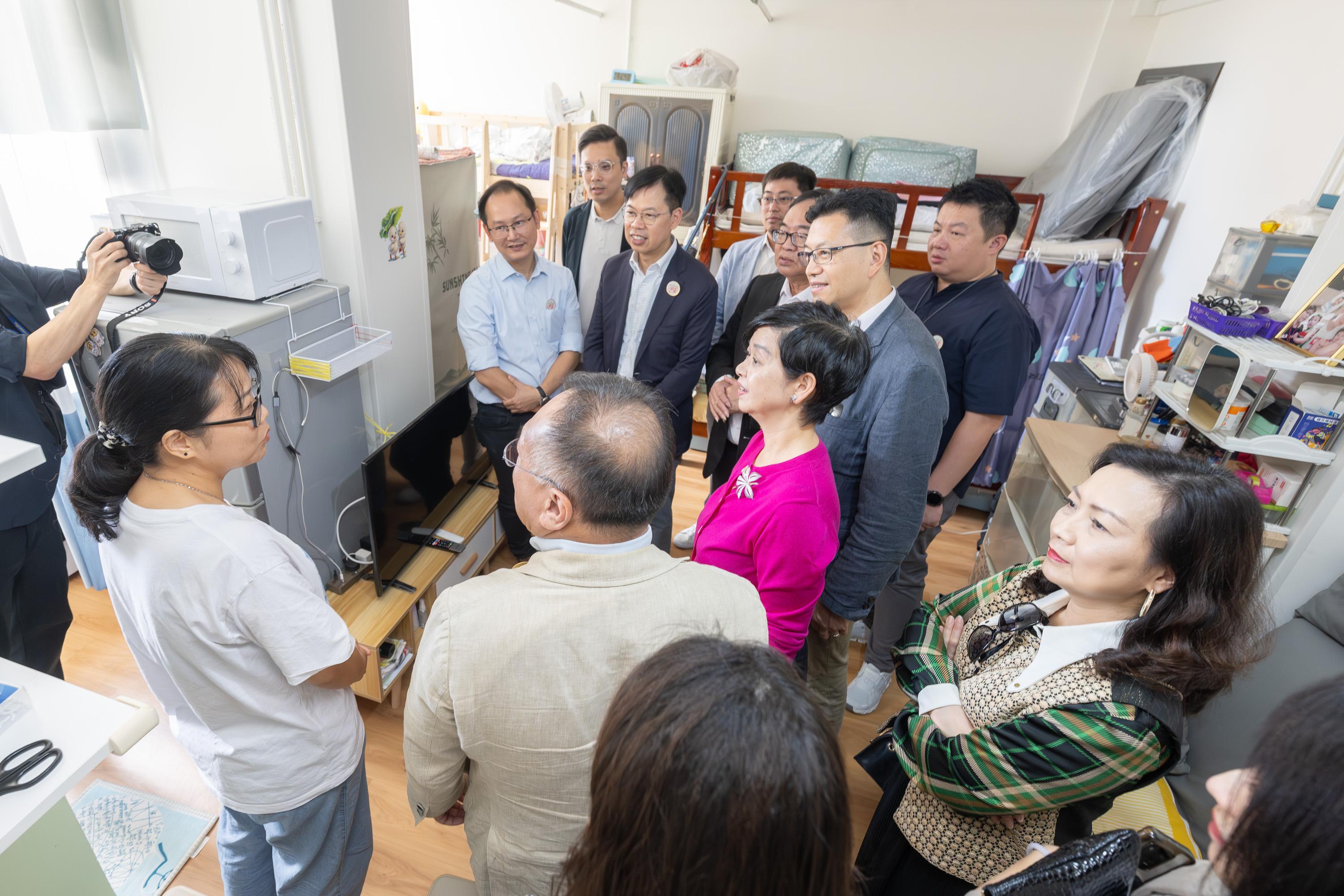 立法會房屋事務委員會今日（十月二日）參觀牛頭角彩興路簡約公屋項目。圖示立法會議員探訪一戶簡約公屋住戶，了解他們入住前後所感受的生活轉變。
