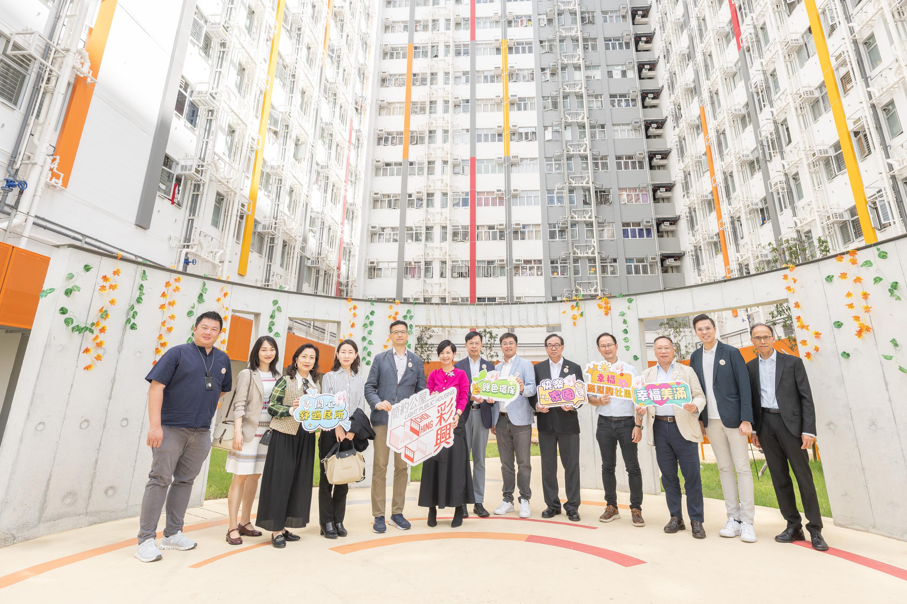 立法會房屋事務委員會今日（十月二日）參觀牛頭角彩興路簡約公屋項目。圖示立法會房屋事務委員會主席吳秋北議員（左五）和其他立法會議員與房屋局局長何永賢（左六）於彩興路項目合照。