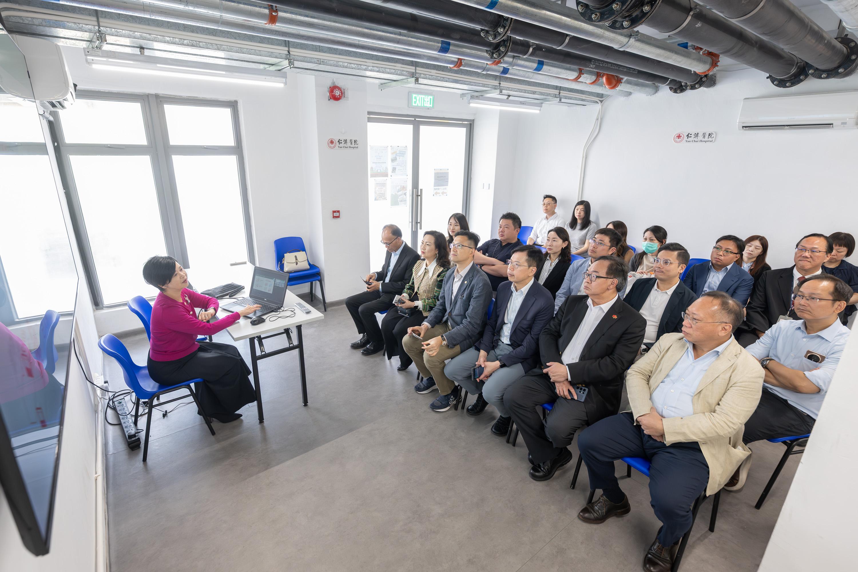 The Legislative Council Panel on Housing visited the Choi Hing Road Light Public Housing project in Ngau Tau Kok today (October 2). Photo shows Members receiving a briefing to learn about the latest progress of the Light Public Housing and the living conditions of residents.

