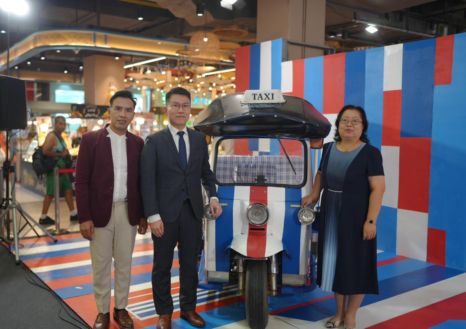The Hong Kong Economic and Trade Office in Bangkok (Bangkok ETO) today (October 3) opened the "A Date in Hong Kong" exhibition in Chiang Mai, Thailand. Photo shows the Director of the Bangkok ETO, Mr Parson Lam (centre); the Acting Consul General of the Consulate General of the People's Republic of China in Chiang Mai, Ms Li Jing (right); and the Vice Governor of Chiang Mai Province, Mr Wiraphong Rhitrot (left), officiating at the opening ceremony. The free exhibition is open to the public from today until October 12 on the Ground Floor of the Central Chiangmai shopping centre.
