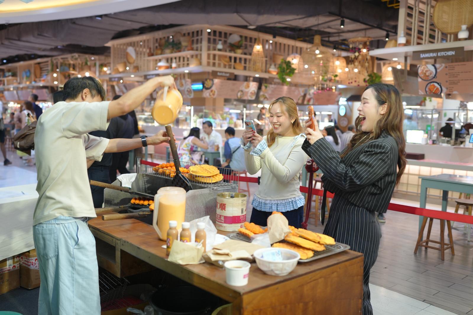 The Hong Kong Economic and Trade Office in Bangkok is staging the "A Date in Hong Kong" exhibition in Chiang Mai, Thailand, from today (October 3) to October 12. The free exhibition is open to the public on the Ground Floor of the Central Chiangmai shopping centre.