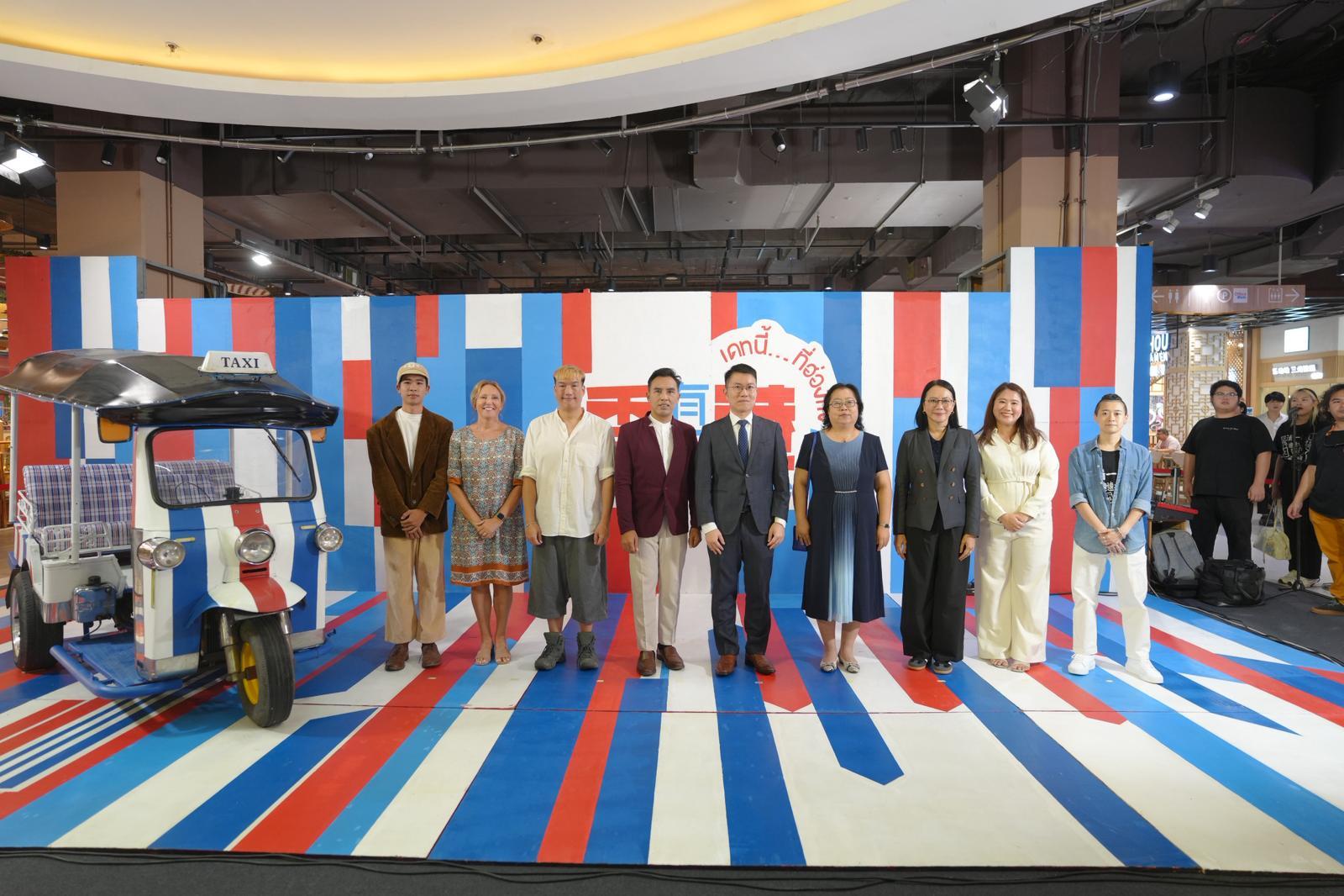 香港駐曼谷經濟貿易辦事處（駐曼谷經貿辦）今日（十月三日）在泰國清邁舉行「香港有約」展覽。圖示駐曼谷經貿辦處長林俊華（中）、中華人民共和國駐清邁總領事館代總領事李晶（右四），以及清邁府副府尹Wiraphong Rhitrot（左四），在開幕儀式上與其他嘉賓合照。展覽由即日至十月十二日在清邁Central Chiangmai購物中心地下舉行，免費開放予公眾參觀。