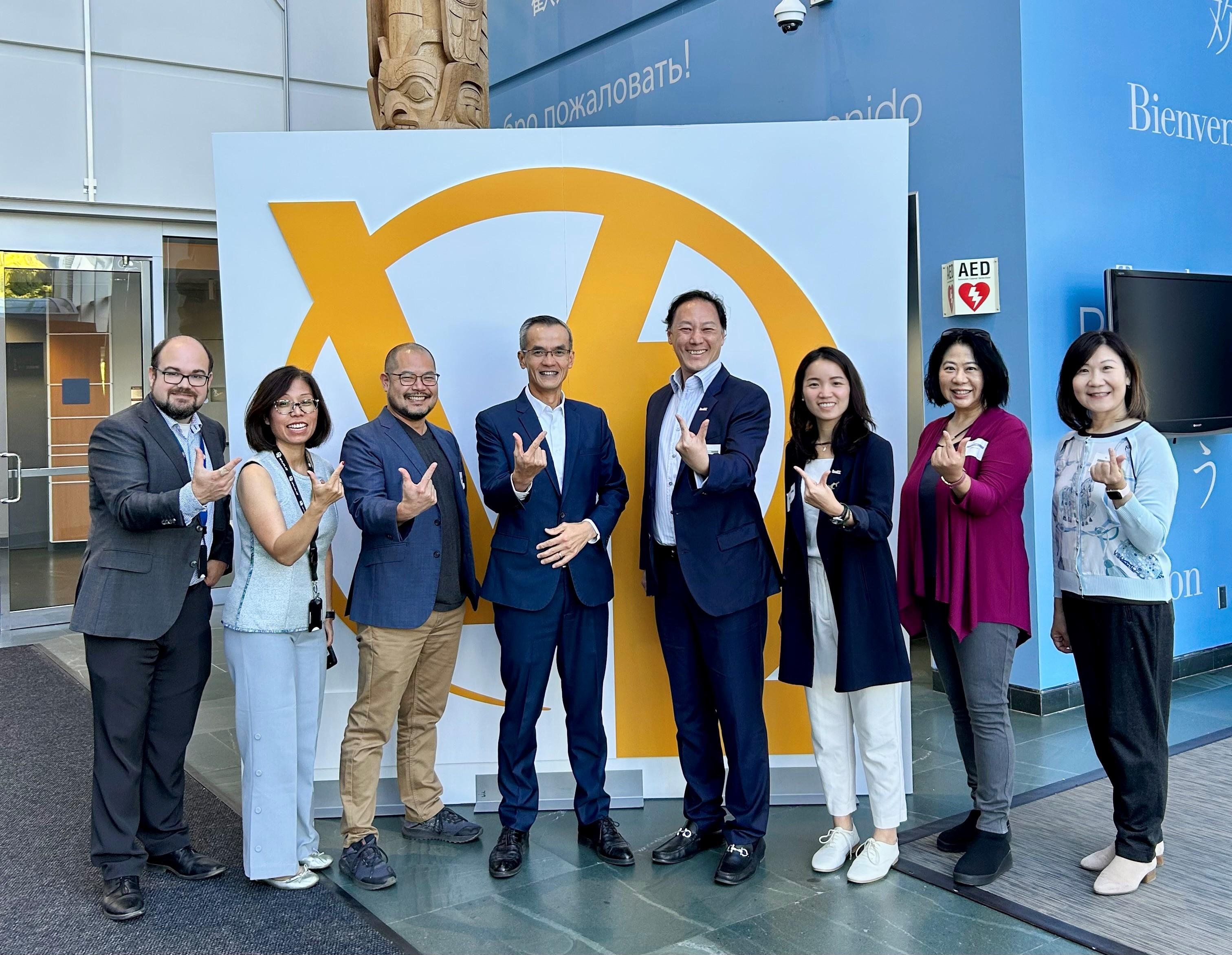 投資推廣署（投資署）九月十六至二十七日在北美的訪問行程圓滿結束。團隊與加拿大專注硬體科技的孵化器與實驗室VentureLAB深入交流。圖示投資署金融服務及科技、可持續發展環球總裁梁瀚璟（右四）、VentureLAB行政總裁周憲本（左四）、投資署高級副總裁（可持續發展）（科技、創新和創業）杜珮煒（右三）和投資署多倫多辦事處招商引才／投資推廣總監陳立智（左三）。