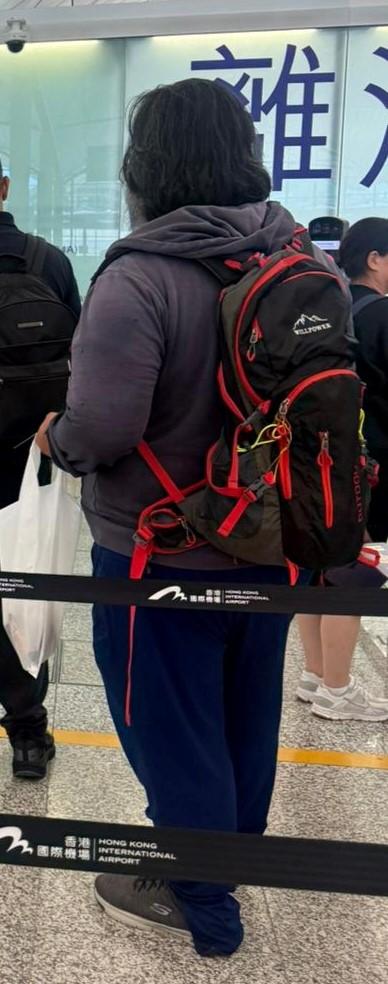 Yung Shing-wai, aged 47, is about 1.8 metres tall and of fat build. He has a round face with yellow complexion, long black hair, and a long beard and sideburns. He was last seen wearing a dark blue hoodie, dark blue pants, grey sports shoes, and carrying a black-and-red backpack.