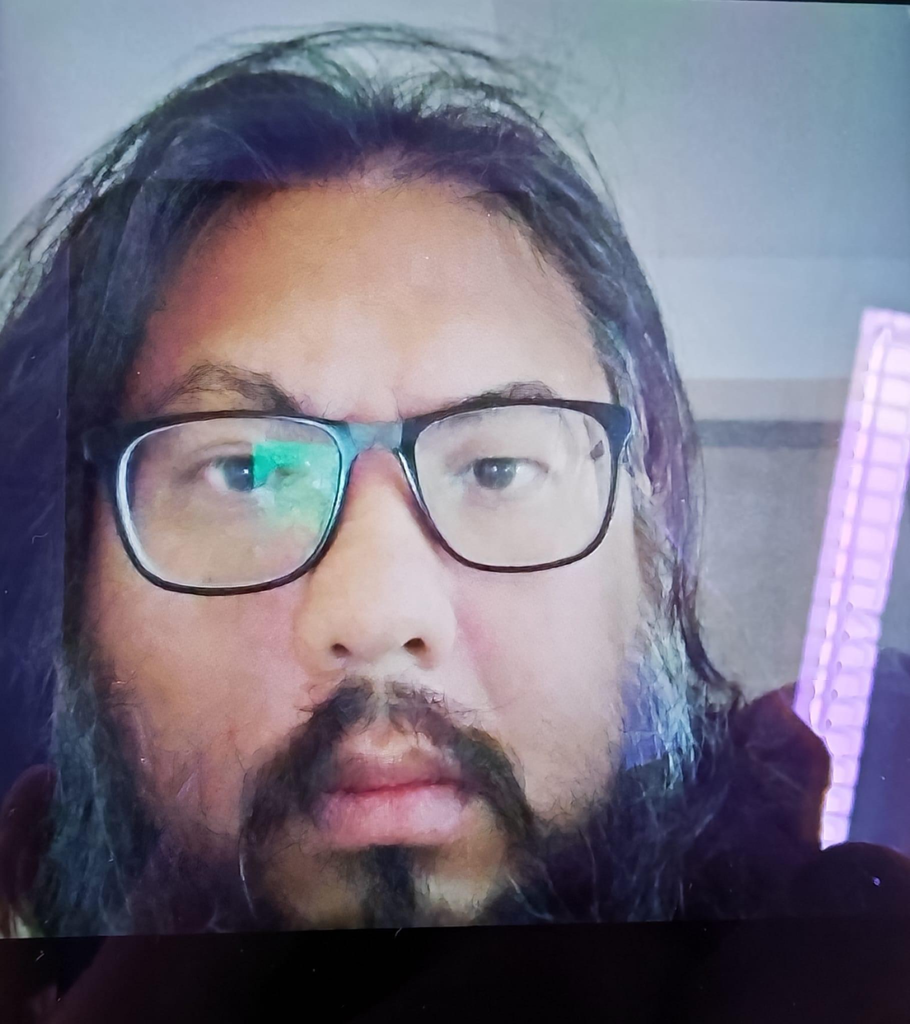 四十七歲男子容承瑋身高約一點八米，肥身材，圓面型，黃皮膚，蓄長黑髮並留有長鬍鬚及面髯。他最後露面時身穿深藍色連帽外套、深藍色長褲、灰色運動鞋及攜有一個黑紅色背包。