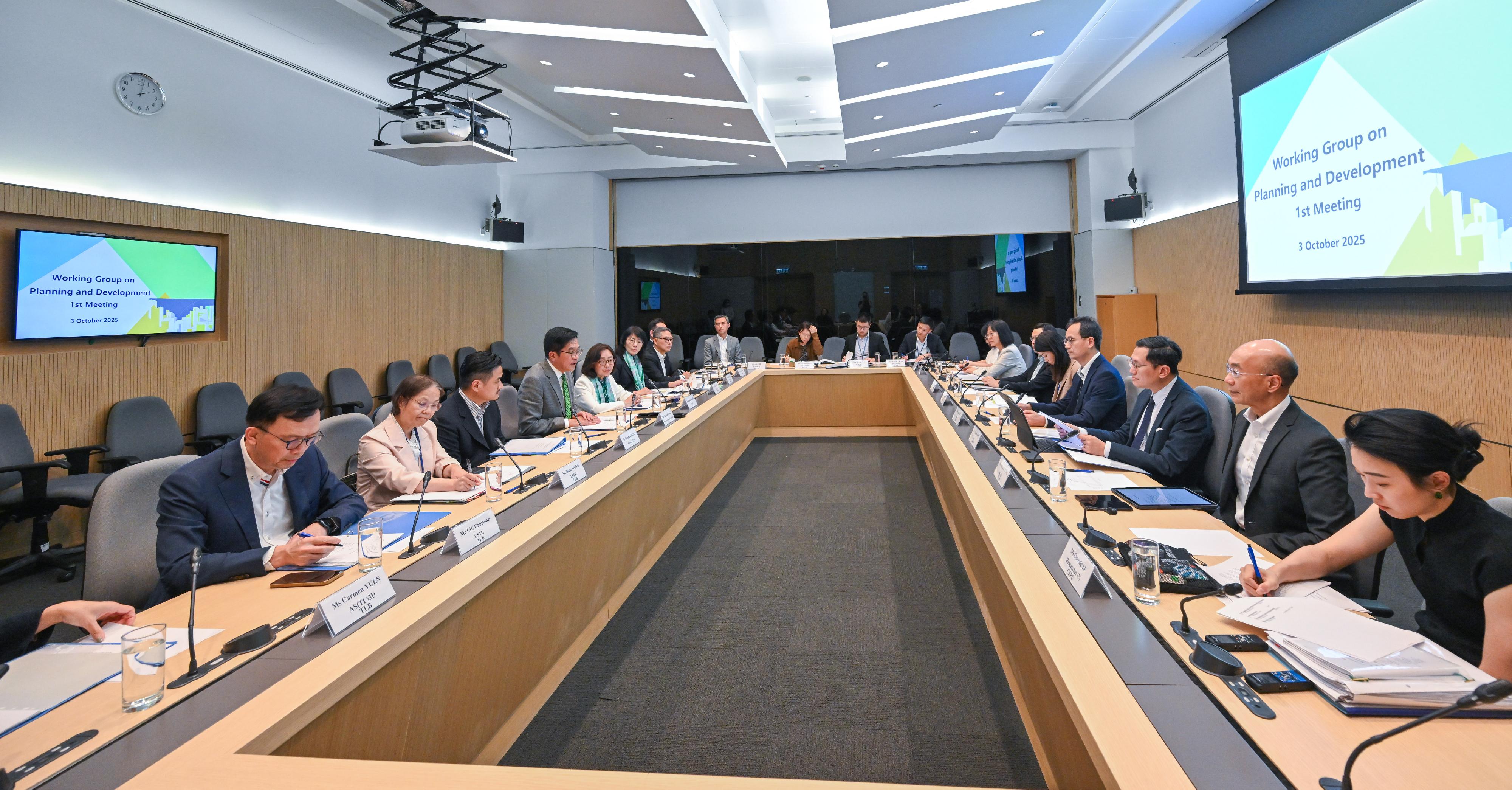 The Deputy Financial Secretary, Mr Michael Wong (fourth left), today (October 3) chairs the first meeting of the Working Group on Planning and Development under the Committee on Development of the Northern Metropolis. Also attending are the Secretary for Development, Ms Bernadette Linn (fifth left), and the Head of the Chief Executive's Policy Unit, Dr Stephen Wong (third left), etc.

