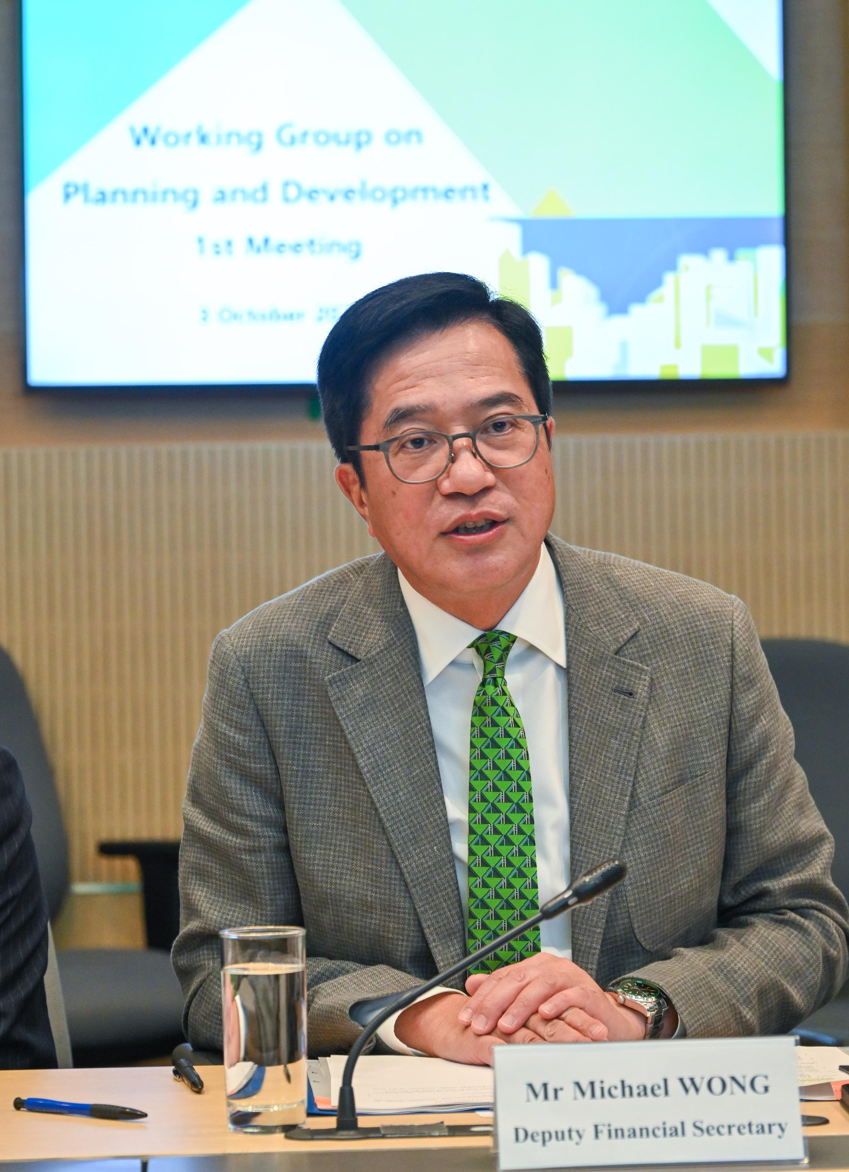 The Deputy Financial Secretary, Mr Michael Wong, today (October 3) chairs the first meeting of the Working Group on Planning and Development under the Committee on Development of the Northern Metropolis.