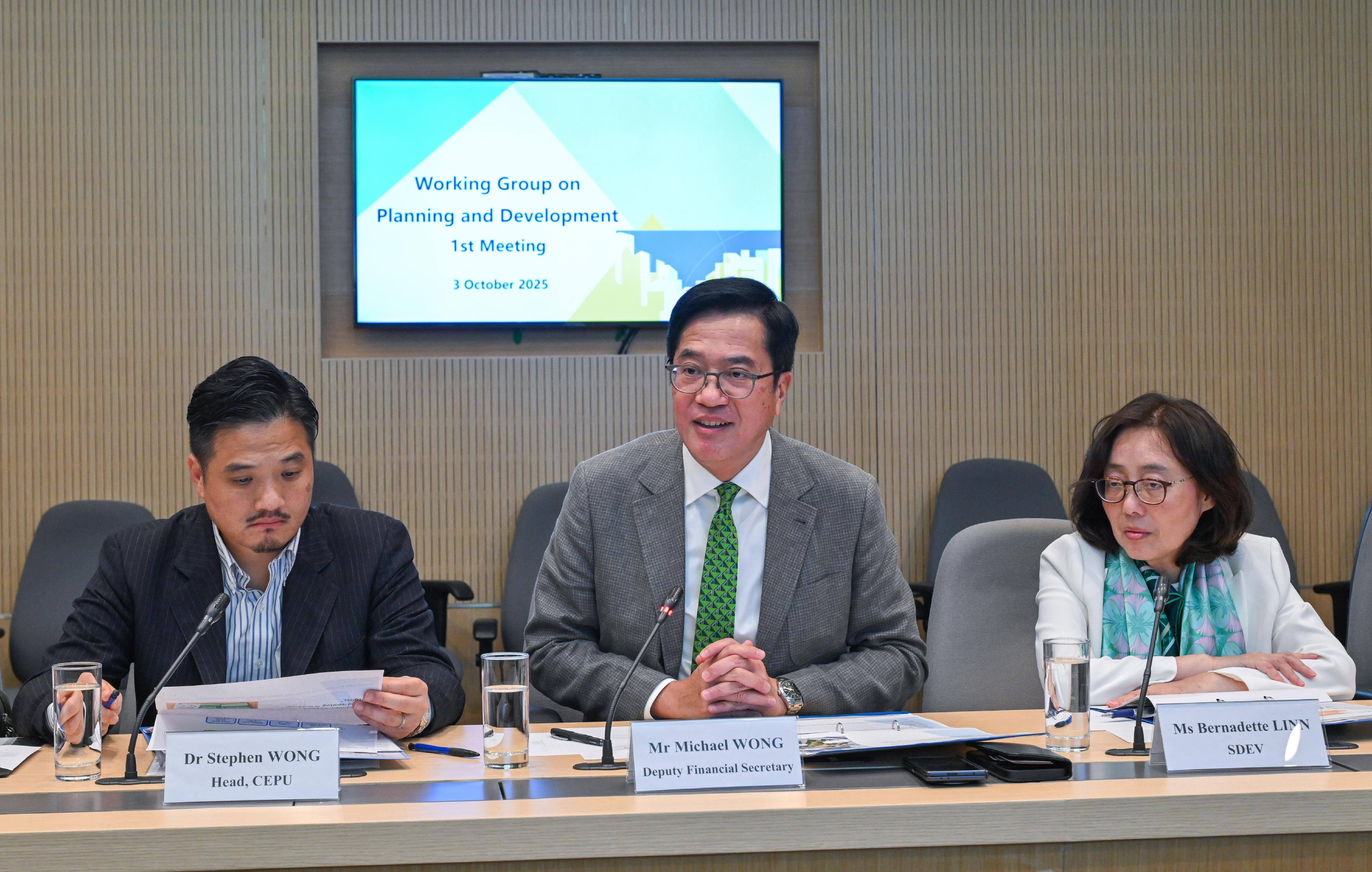 The Deputy Financial Secretary, Mr Michael Wong (centre), today (October 3) chairs the first meeting of the Working Group on Planning and Development under the Committee on Development of the Northern Metropolis. Also attending are the Secretary for Development, Ms Bernadette Linn (right), and the Head of the Chief Executive's Policy Unit, Dr Stephen Wong (left).