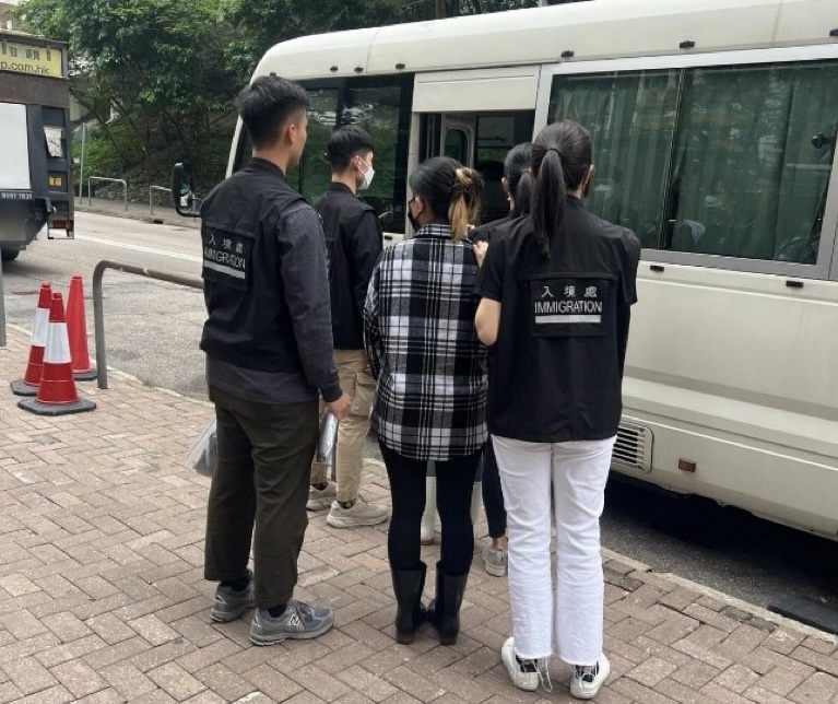入境事務處昨日（十月二日）在全港多區展開反非法勞工行動，包括「曙光行動」。圖示懷疑非法勞工在行動中被捕。