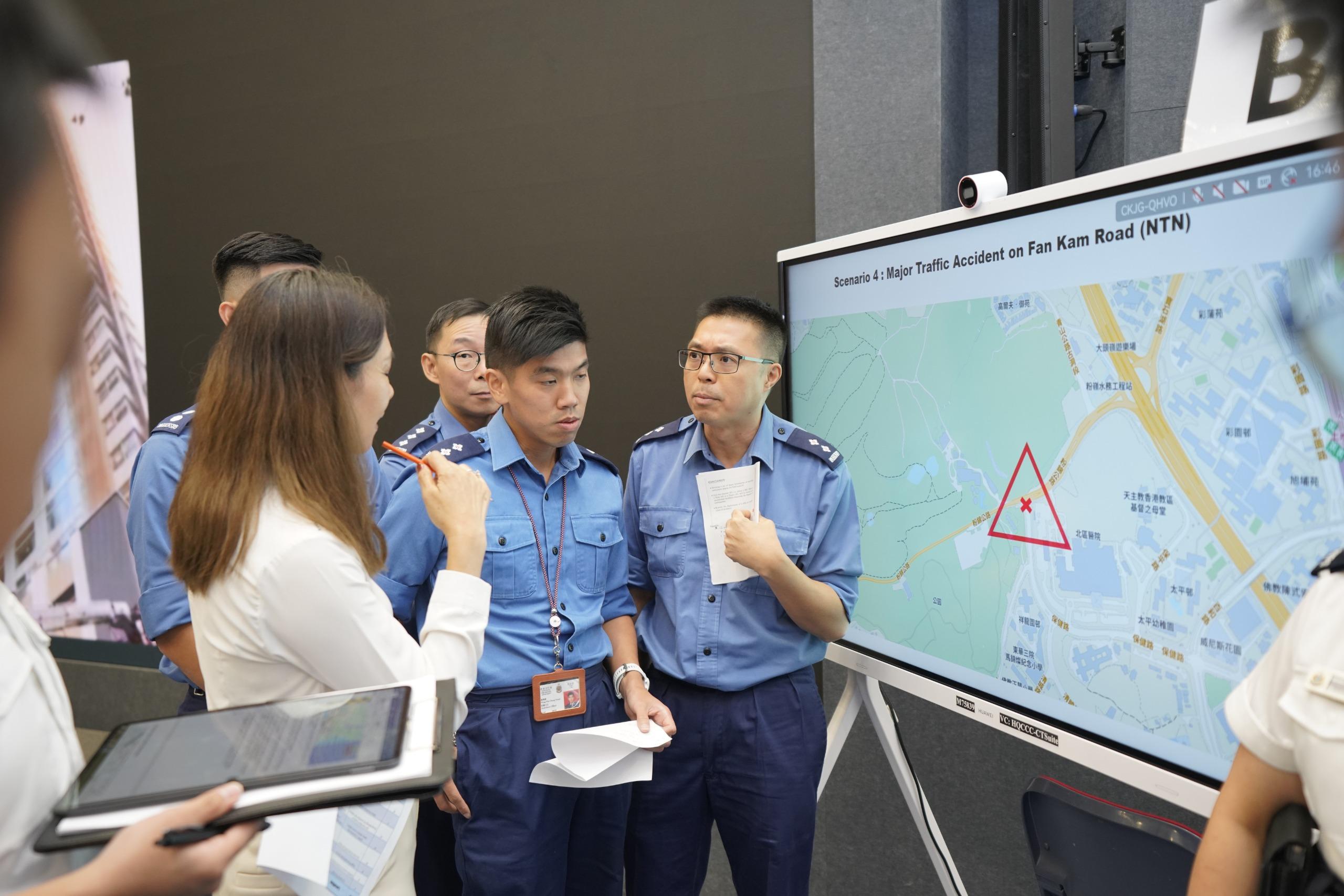 警務處行動部今日（十月三日）在警察總部為即將舉行的第十五屆全國運動會及全國第十二屆殘疾人運動會暨第九屆特殊奧林匹克運動會舉辦跨部門全運會桌上演練。圖示紀律部隊代表及相關機構就賽事中可能出現的安全事故，討論應急處理方案及協調機制。