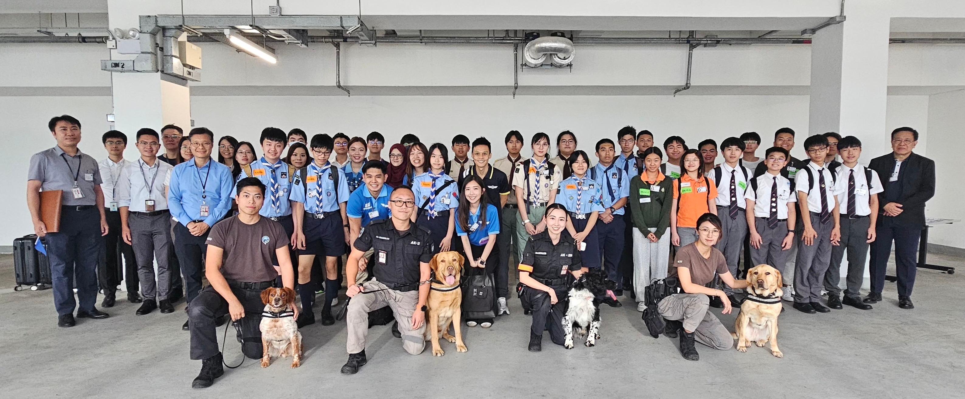 The Civil Aviation Department today (October 4) held an aviation-themed youth activity to celebrate the 76th Anniversary of the founding of the People’s Republic of China and commemorate a century of Kai Tak's legacy. Photo shows officers from the Canine Unit of the Aviation Security Company Limited introducing their work to the participants.