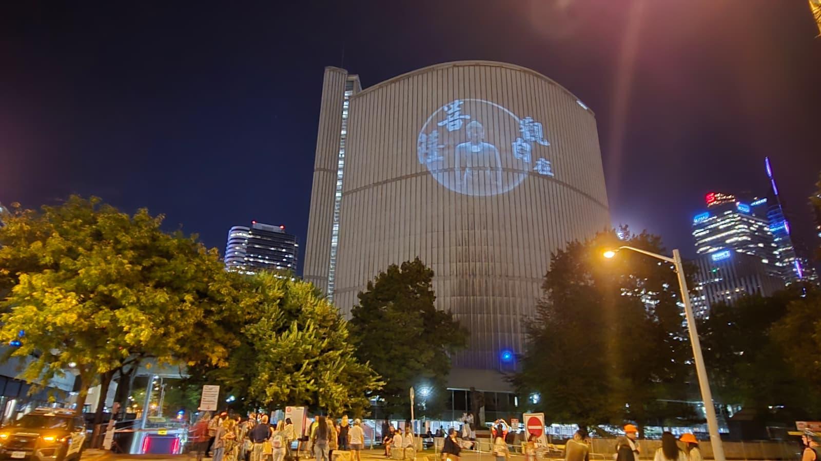 多倫多「白晝之夜」藝術展二○二五展出由香港媒體藝術家飽藹倫創作、加拿大策展人劉雪鈴創作的跨文化藝術作品《明明目》。