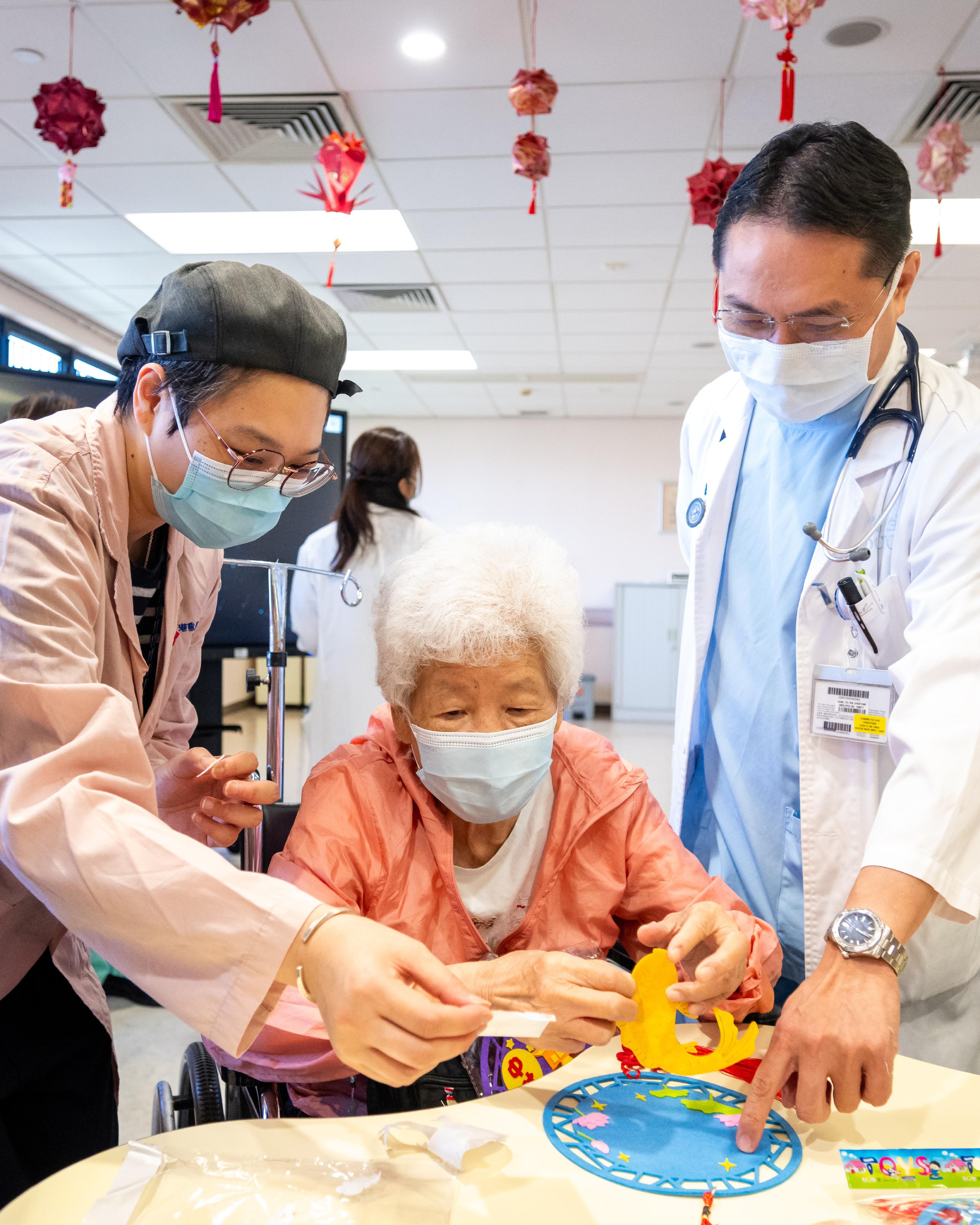 The healthcare team and volunteers of the Geriatric Day Hospital of Pamela Youde Nethersole Eastern Hospital accompanied elderly patients and carers in making lanterns and taking photos with the Mid-Autumn Festival decorations, sharing the greetings and warmth of the festive season.