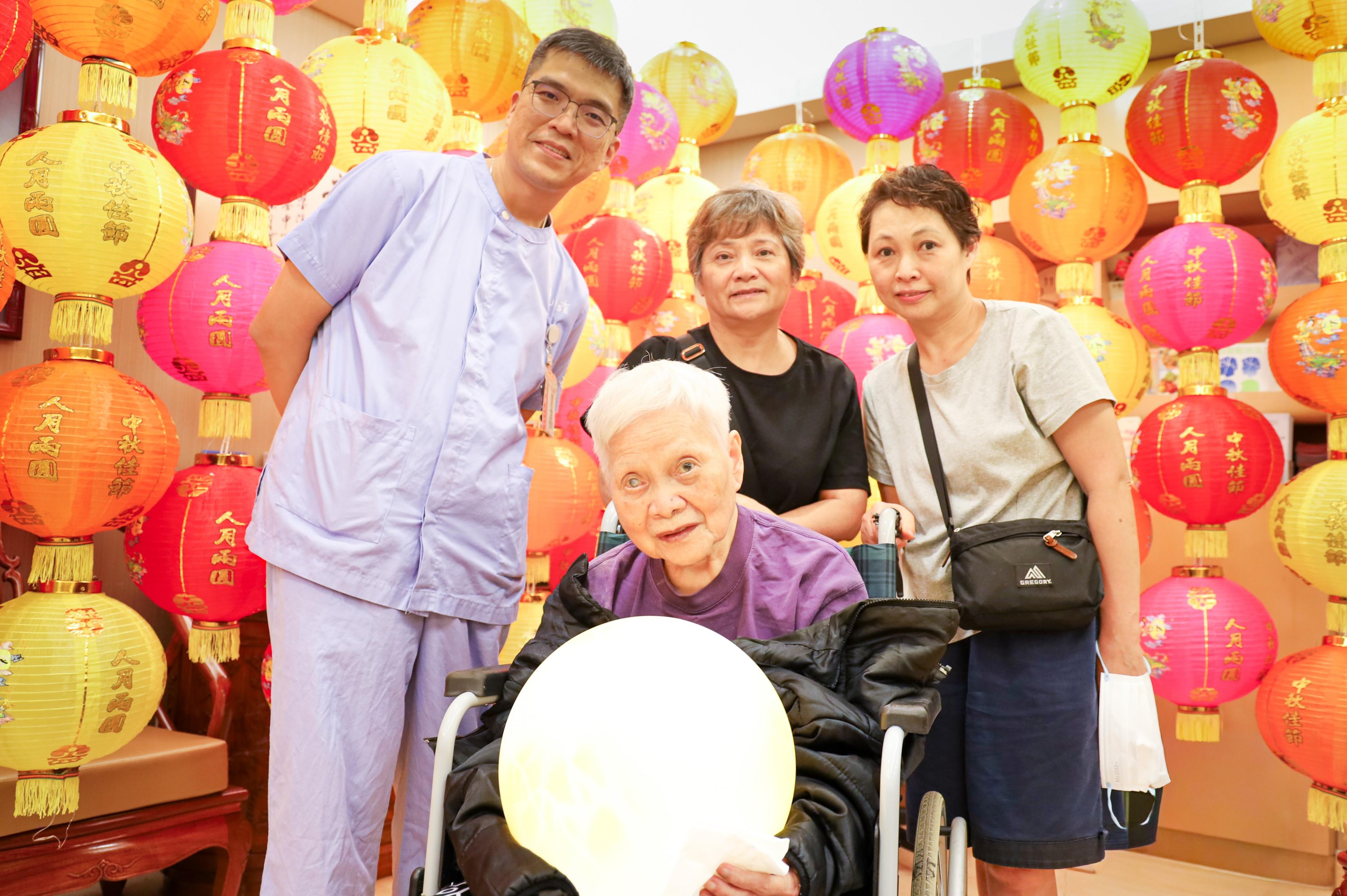 During the Mid-Autumn Festival, which symbolises family union, the Day Hospice Centre of the Department of Clinical Oncology in Tuen Mun Hospital specially set up a Lantern Celebration Wall for patients and their families to enjoy the festive atmosphere and join in the celebration. Patients and healthcare staff took photos together, filling the space with laughter and warmth.