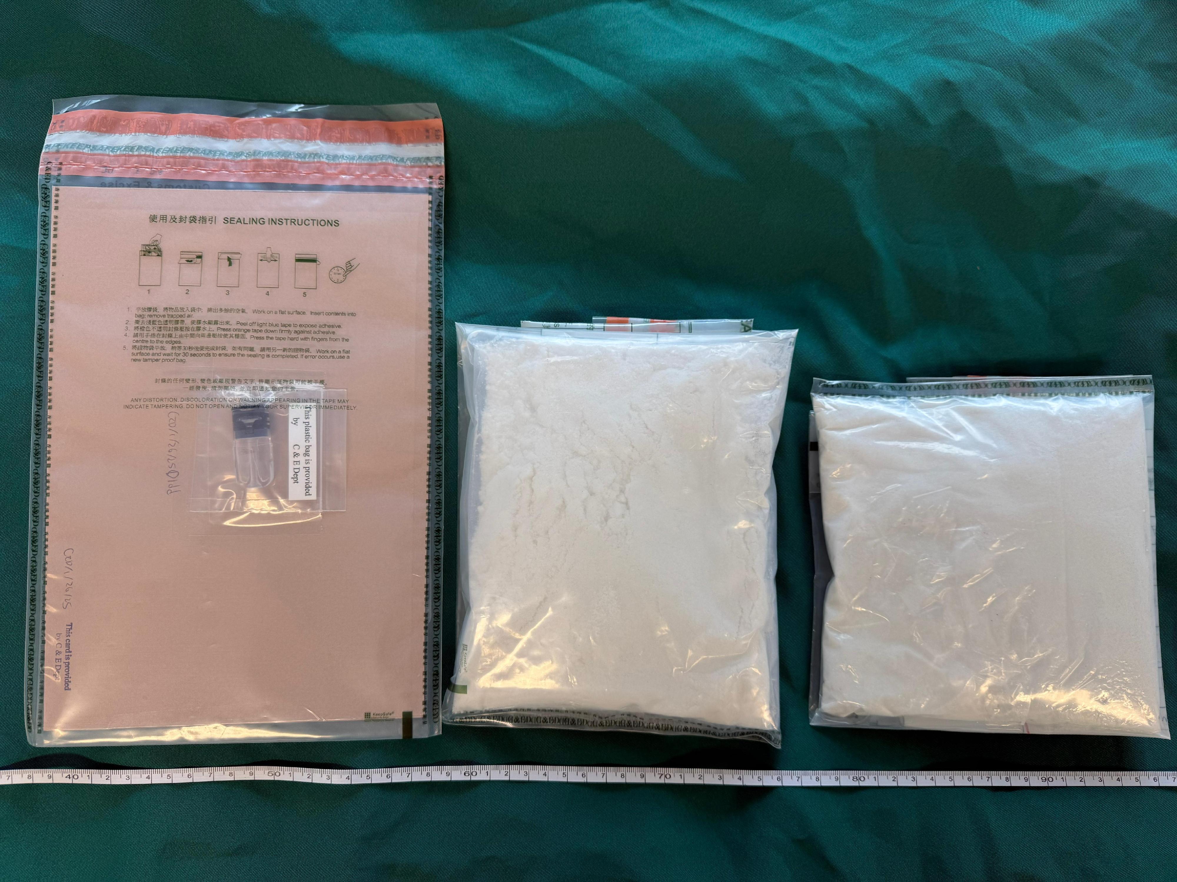 香港海關昨日（十月四日）在港珠澳大橋香港口岸偵破一宗販毒案件，檢獲約八百五十克懷疑依托咪酯粉末及一粒懷疑依托咪酯煙彈，估計市值約二百四十萬元。圖示檢獲的懷疑依托咪酯粉末及懷疑依托咪酯煙彈。